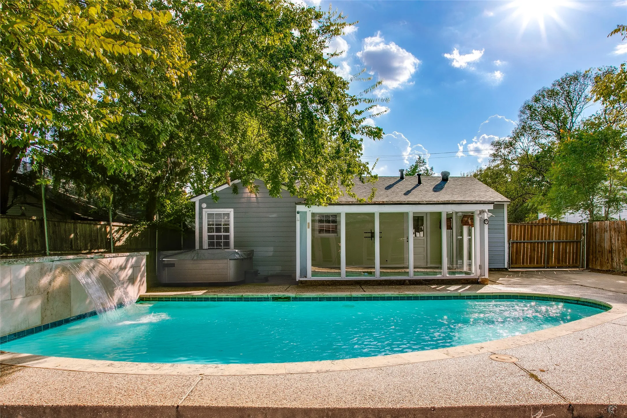 Single Family Residence For Sale in Dallas County , 1806 Lakeland Drive, Dallas, Texas 75218, 2 Bedroom, 1 Bathroom, Garage spaces, 1,279 Sqft, built in 1950, mls#21374786, Real Estate Agent in Dallas, Homes For Sale in Dallas county, Homes For Sale in Dallas, Realtor in Dallas Texas, Real Estate Brokerage Independent Realty Texas, Luminita Cordes Realtor