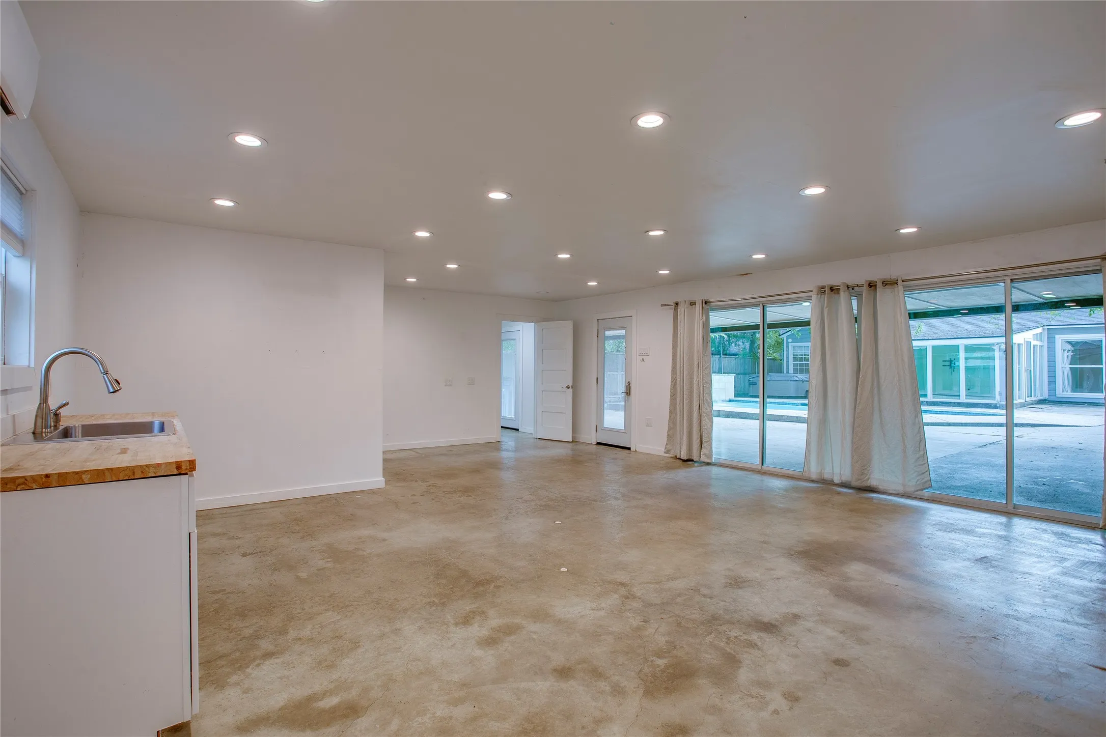 Single Family Residence For Sale in Dallas County , 1806 Lakeland Drive, Dallas, Texas 75218, 2 Bedroom, 1 Bathroom, Garage spaces, 1,279 Sqft, built in 1950, mls#21374786, Real Estate Agent in Dallas, Homes For Sale in Dallas county, Homes For Sale in Dallas, Realtor in Dallas Texas, Real Estate Brokerage Independent Realty Texas, Luminita Cordes Realtor