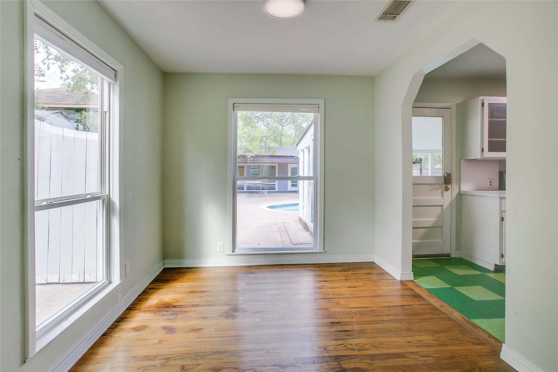 Single Family Residence For Sale in Dallas County , 1806 Lakeland Drive, Dallas, Texas 75218, 2 Bedroom, 1 Bathroom, Garage spaces, 1,279 Sqft, built in 1950, mls#21374786, Real Estate Agent in Dallas, Homes For Sale in Dallas county, Homes For Sale in Dallas, Realtor in Dallas Texas, Real Estate Brokerage Independent Realty Texas, Luminita Cordes Realtor