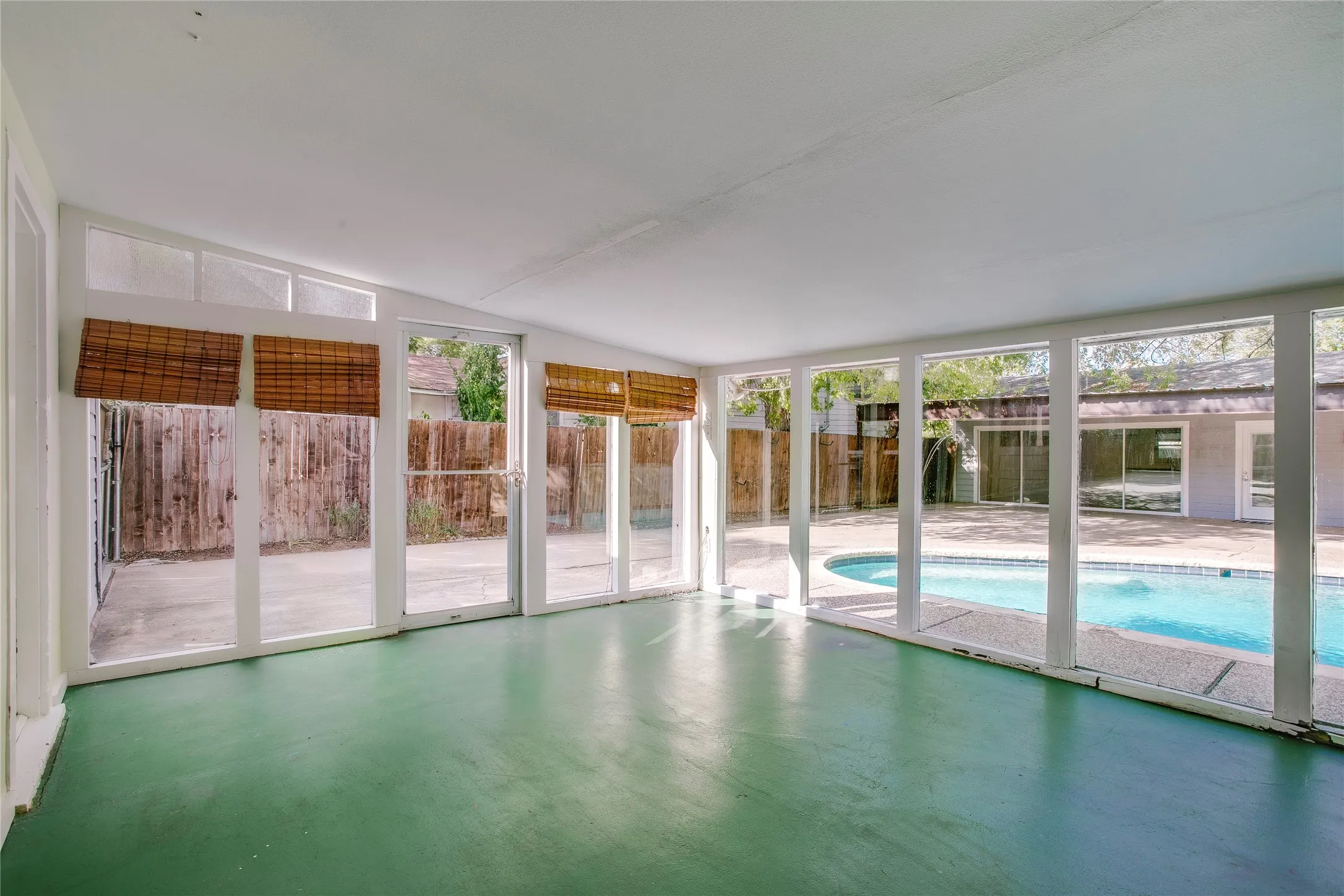Single Family Residence For Sale in Dallas County , 1806 Lakeland Drive, Dallas, Texas 75218, 2 Bedroom, 1 Bathroom, Garage spaces, 1,279 Sqft, built in 1950, mls#21374786, Real Estate Agent in Dallas, Homes For Sale in Dallas county, Homes For Sale in Dallas, Realtor in Dallas Texas, Real Estate Brokerage Independent Realty Texas, Luminita Cordes Realtor