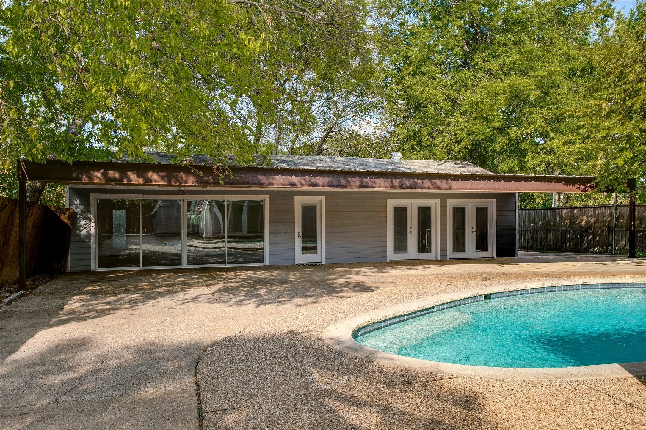 Single Family Residence For Sale in Dallas County , 1806 Lakeland Drive, Dallas, Texas 75218, 2 Bedroom, 1 Bathroom, Garage spaces, 1,279 Sqft, built in 1950, mls#21374786, Real Estate Agent in Dallas, Homes For Sale in Dallas county, Homes For Sale in Dallas, Realtor in Dallas Texas, Real Estate Brokerage Independent Realty Texas, Luminita Cordes Realtor