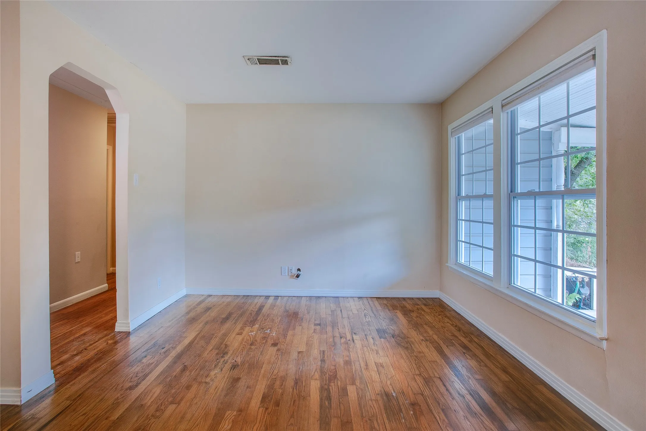 Single Family Residence For Sale in Dallas County , 1806 Lakeland Drive, Dallas, Texas 75218, 2 Bedroom, 1 Bathroom, Garage spaces, 1,279 Sqft, built in 1950, mls#21374786, Real Estate Agent in Dallas, Homes For Sale in Dallas county, Homes For Sale in Dallas, Realtor in Dallas Texas, Real Estate Brokerage Independent Realty Texas, Luminita Cordes Realtor