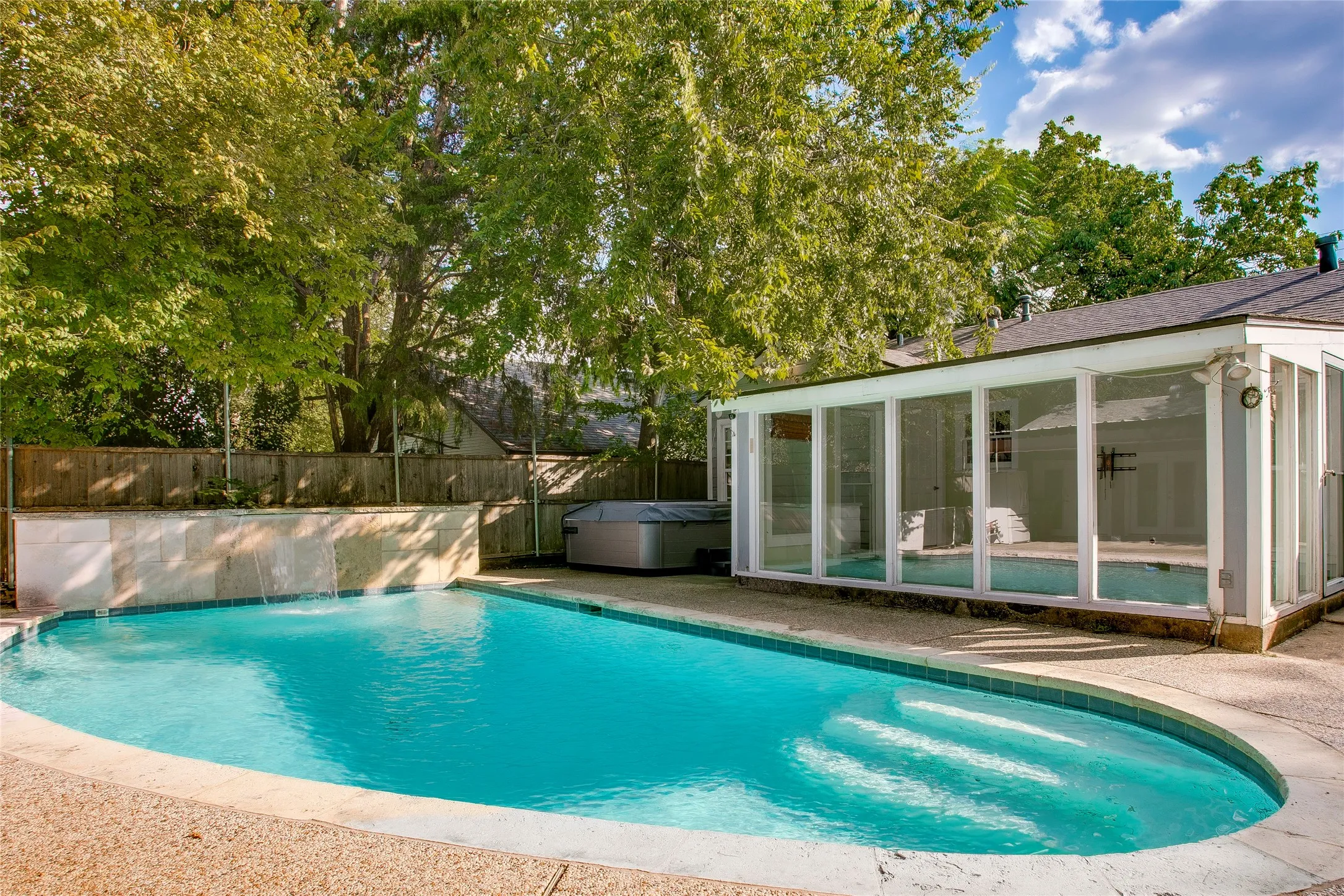 Single Family Residence For Sale in Dallas County , 1806 Lakeland Drive, Dallas, Texas 75218, 2 Bedroom, 1 Bathroom, Garage spaces, 1,279 Sqft, built in 1950, mls#21374786, Real Estate Agent in Dallas, Homes For Sale in Dallas county, Homes For Sale in Dallas, Realtor in Dallas Texas, Real Estate Brokerage Independent Realty Texas, Luminita Cordes Realtor