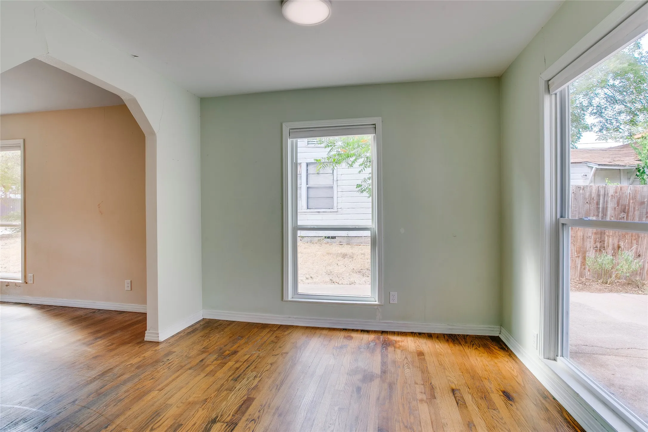 Single Family Residence For Sale in Dallas County , 1806 Lakeland Drive, Dallas, Texas 75218, 2 Bedroom, 1 Bathroom, Garage spaces, 1,279 Sqft, built in 1950, mls#21374786, Real Estate Agent in Dallas, Homes For Sale in Dallas county, Homes For Sale in Dallas, Realtor in Dallas Texas, Real Estate Brokerage Independent Realty Texas, Luminita Cordes Realtor