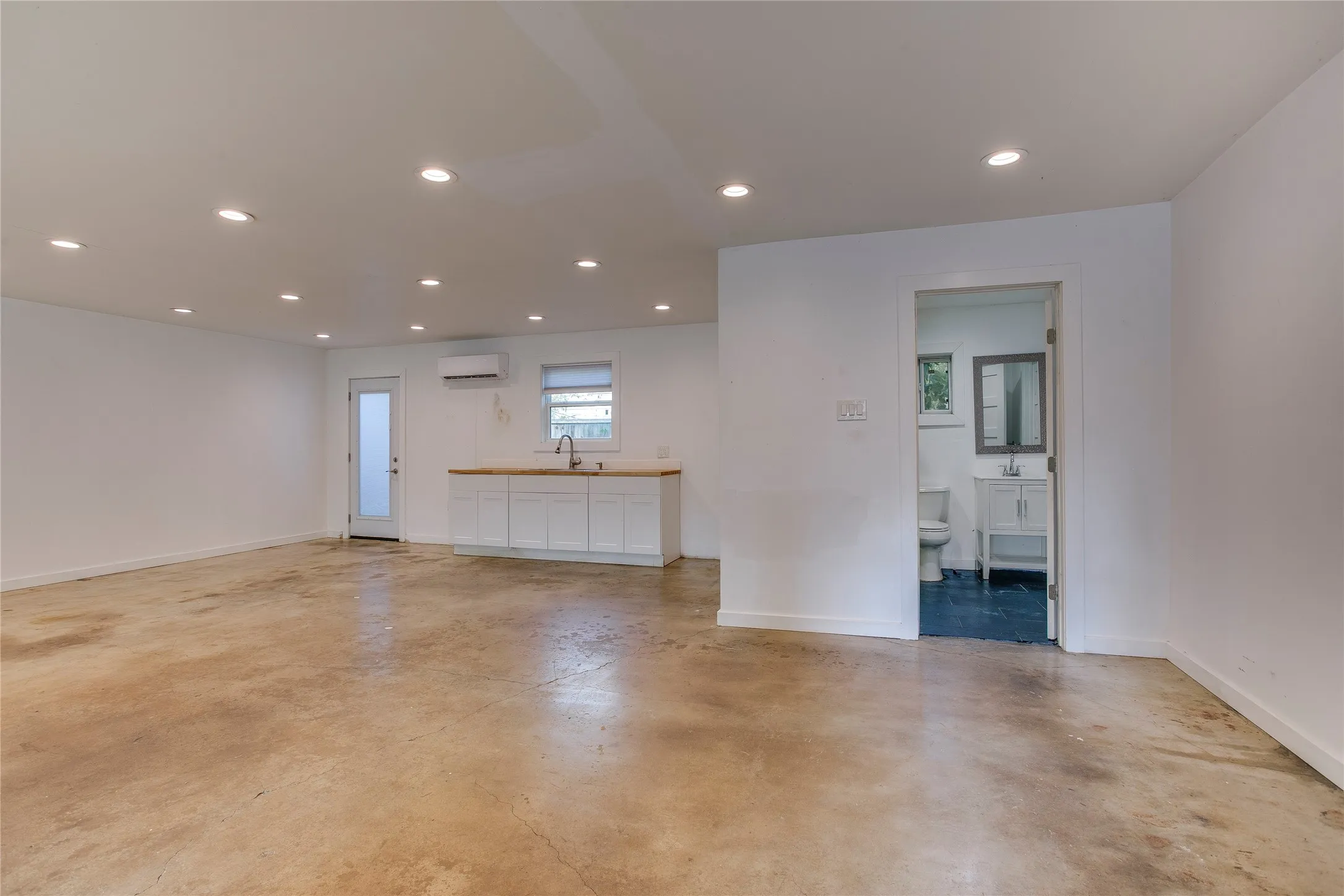 Single Family Residence For Sale in Dallas County , 1806 Lakeland Drive, Dallas, Texas 75218, 2 Bedroom, 1 Bathroom, Garage spaces, 1,279 Sqft, built in 1950, mls#21374786, Real Estate Agent in Dallas, Homes For Sale in Dallas county, Homes For Sale in Dallas, Realtor in Dallas Texas, Real Estate Brokerage Independent Realty Texas, Luminita Cordes Realtor