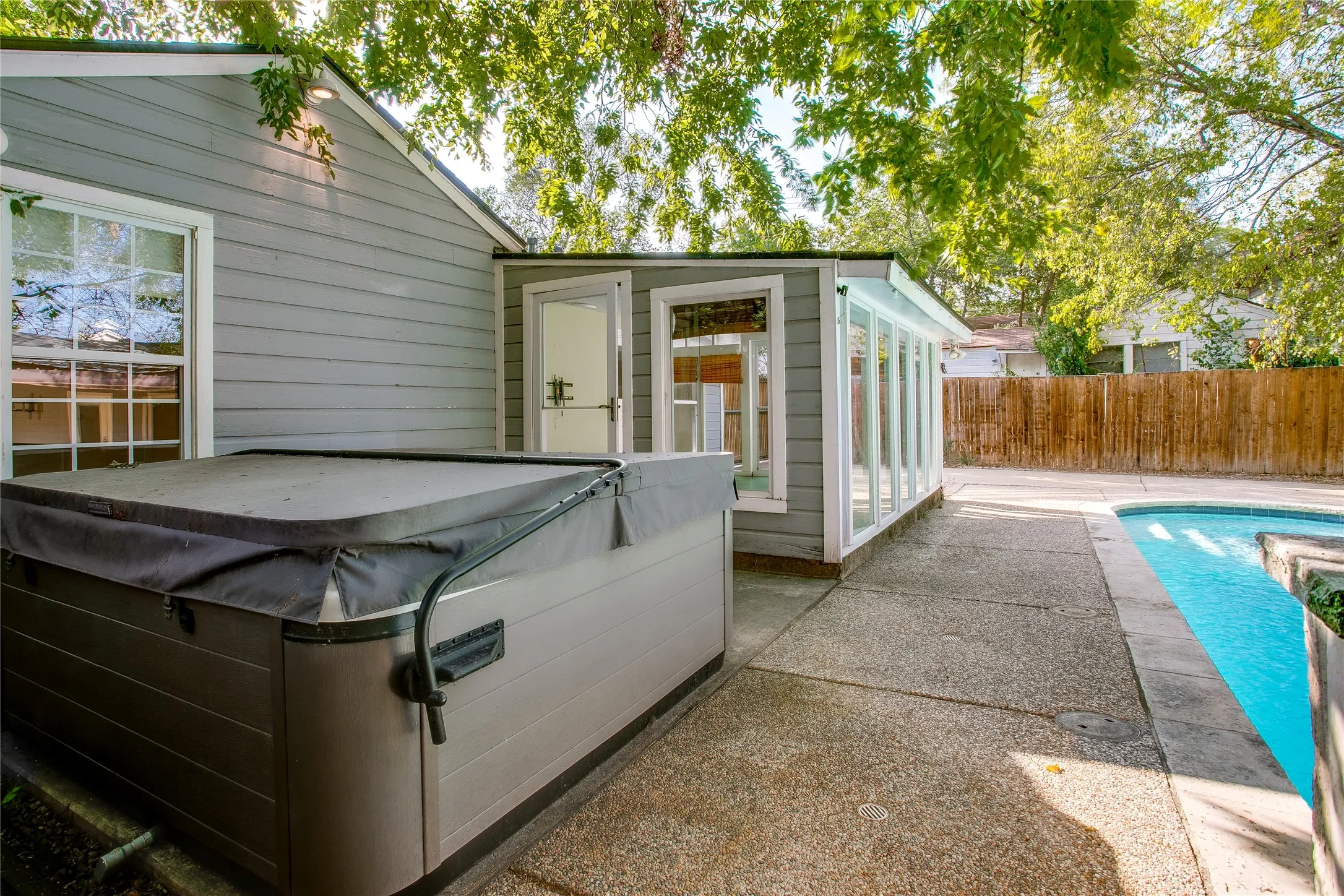 Single Family Residence For Sale in Dallas County , 1806 Lakeland Drive, Dallas, Texas 75218, 2 Bedroom, 1 Bathroom, Garage spaces, 1,279 Sqft, built in 1950, mls#21374786, Real Estate Agent in Dallas, Homes For Sale in Dallas county, Homes For Sale in Dallas, Realtor in Dallas Texas, Real Estate Brokerage Independent Realty Texas, Luminita Cordes Realtor
