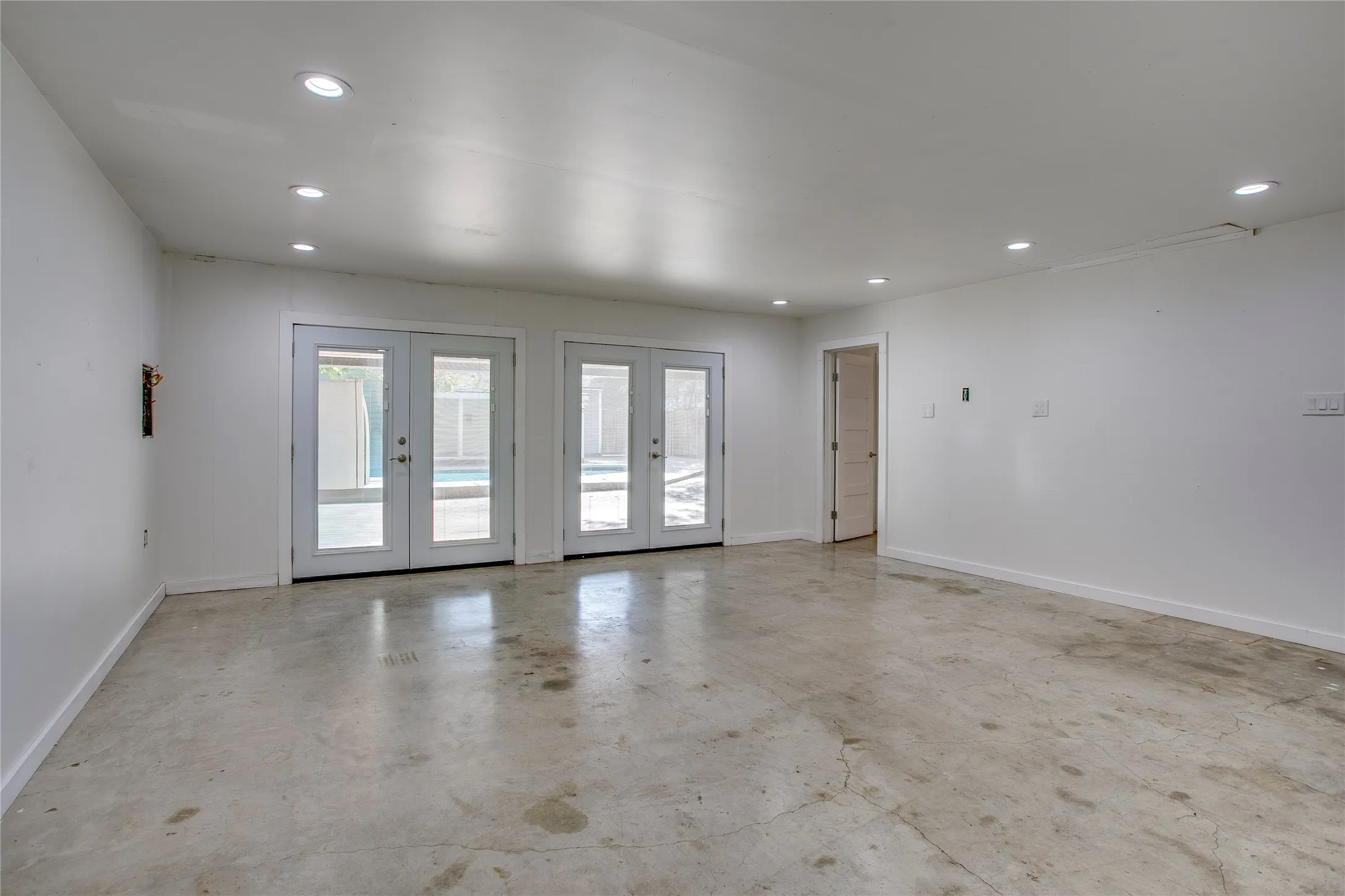 Single Family Residence For Sale in Dallas County , 1806 Lakeland Drive, Dallas, Texas 75218, 2 Bedroom, 1 Bathroom, Garage spaces, 1,279 Sqft, built in 1950, mls#21374786, Real Estate Agent in Dallas, Homes For Sale in Dallas county, Homes For Sale in Dallas, Realtor in Dallas Texas, Real Estate Brokerage Independent Realty Texas, Luminita Cordes Realtor