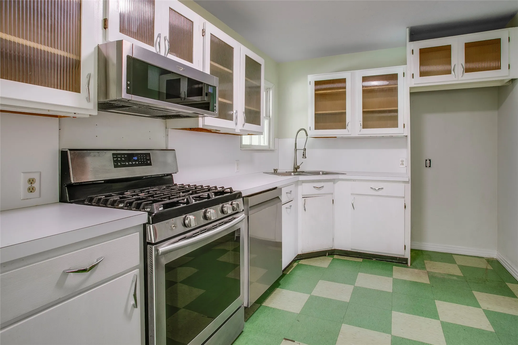 Single Family Residence For Sale in Dallas County , 1806 Lakeland Drive, Dallas, Texas 75218, 2 Bedroom, 1 Bathroom, Garage spaces, 1,279 Sqft, built in 1950, mls#21374786, Real Estate Agent in Dallas, Homes For Sale in Dallas county, Homes For Sale in Dallas, Realtor in Dallas Texas, Real Estate Brokerage Independent Realty Texas, Luminita Cordes Realtor