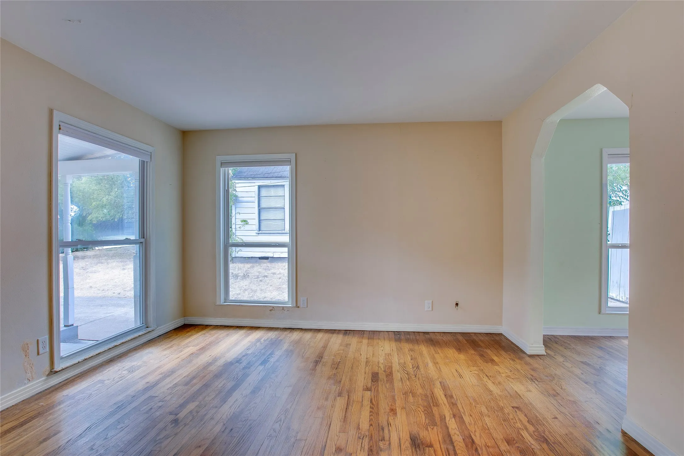 Single Family Residence For Sale in Dallas County , 1806 Lakeland Drive, Dallas, Texas 75218, 2 Bedroom, 1 Bathroom, Garage spaces, 1,279 Sqft, built in 1950, mls#21374786, Real Estate Agent in Dallas, Homes For Sale in Dallas county, Homes For Sale in Dallas, Realtor in Dallas Texas, Real Estate Brokerage Independent Realty Texas, Luminita Cordes Realtor