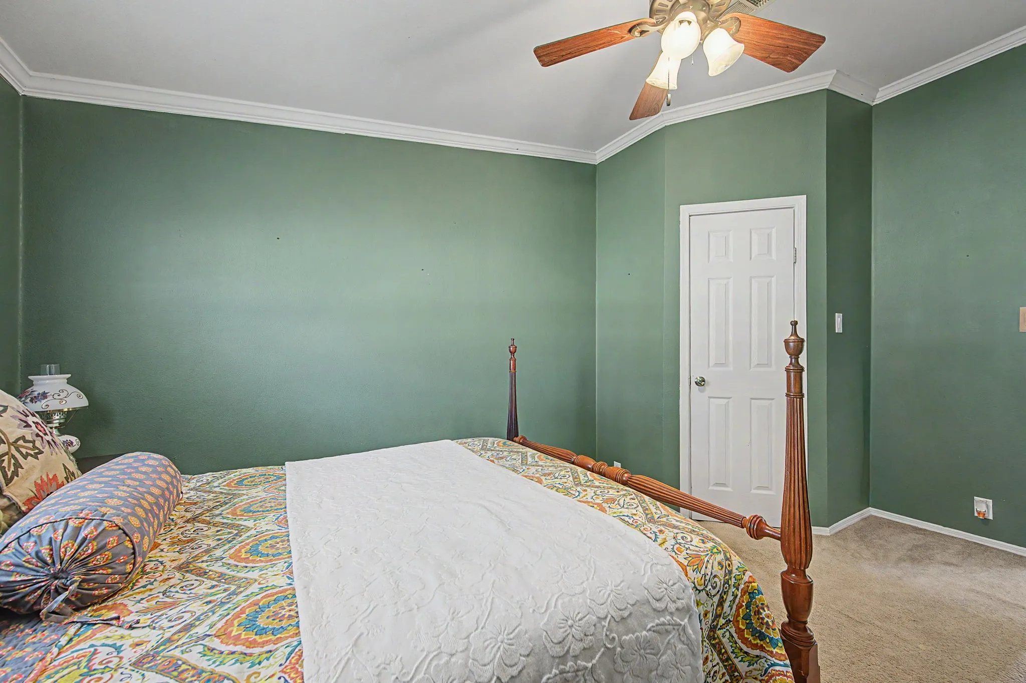Spacious secondary bedroom with easy to paint walls if this is not your color.