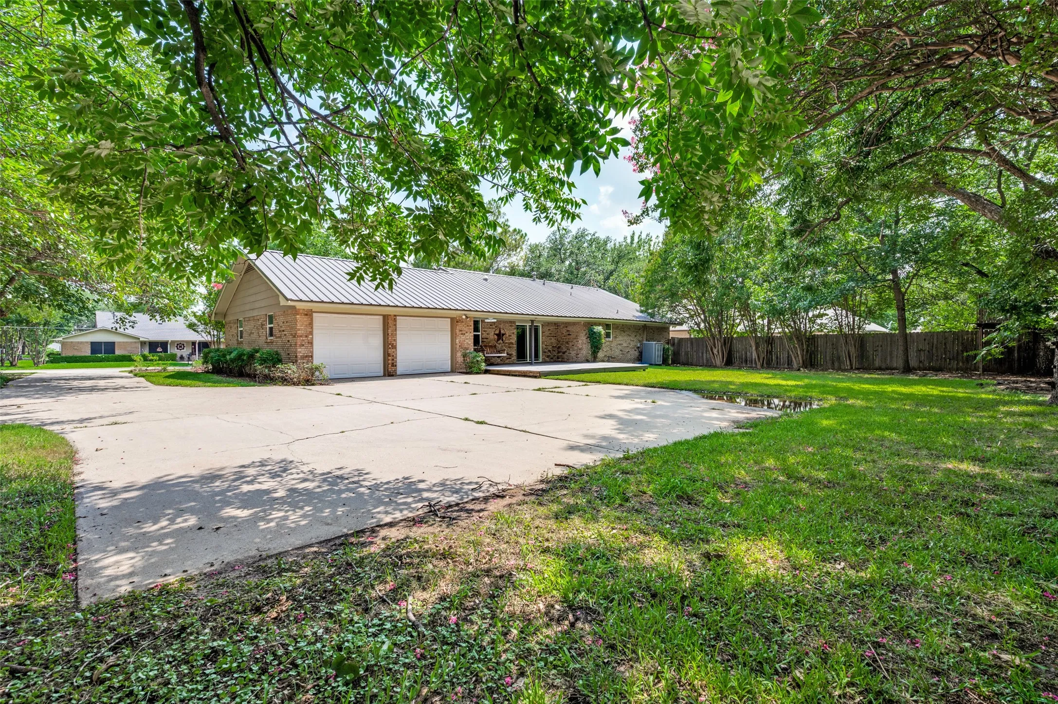 Single Family Residence For Sale in Denton County , 708 Headlee Street, Denton, Texas 76201, 3 Bedroom, 2 Bathroom, 2 Garage spaces, 1,953 Sqft, built in 1973, mls#21380365, Real Estate Agent in Denton, Homes For Sale in Denton county, Homes For Sale in Denton, Realtor in Denton Texas, Real Estate Brokerage Independent Realty Texas, Luminita Cordes Realtor