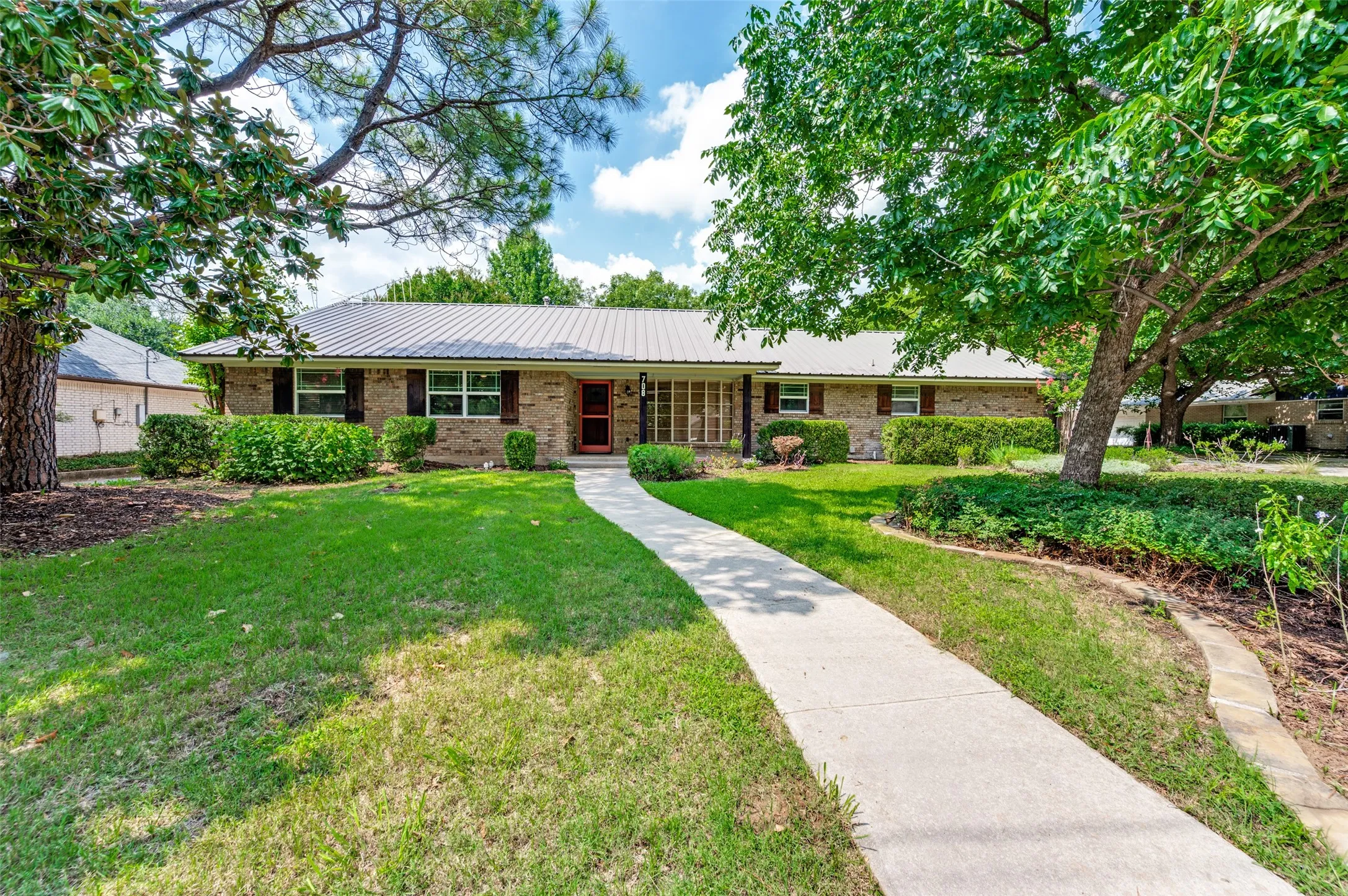 Single Family Residence For Sale in Denton County , 708 Headlee Street, Denton, Texas 76201, 3 Bedroom, 2 Bathroom, 2 Garage spaces, 1,953 Sqft, built in 1973, mls#21380365, Real Estate Agent in Denton, Homes For Sale in Denton county, Homes For Sale in Denton, Realtor in Denton Texas, Real Estate Brokerage Independent Realty Texas, Luminita Cordes Realtor
