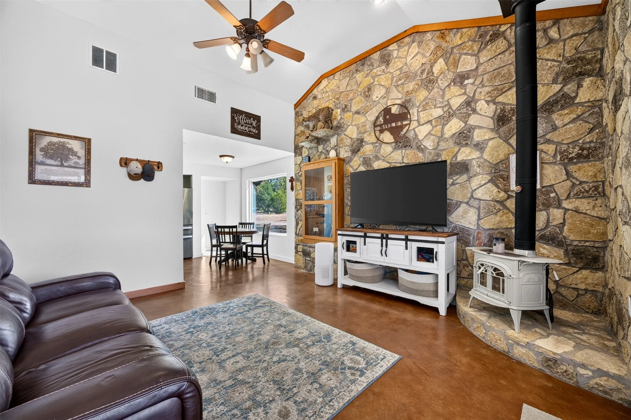Single Family Residence For Sale in Somervell County , 7328 Fm 205, Glen Rose, Texas 76043, 2 Bedroom, 1 Bathroom, 3 Garage spaces, 927 Sqft, built in 2004, mls#21383255, Real Estate Agent in Glen Rose, Homes For Sale in Somervell county, Homes For Sale in Glen Rose, Realtor in Glen Rose Texas, Real Estate Brokerage Independent Realty Texas, Luminita Cordes Realtor