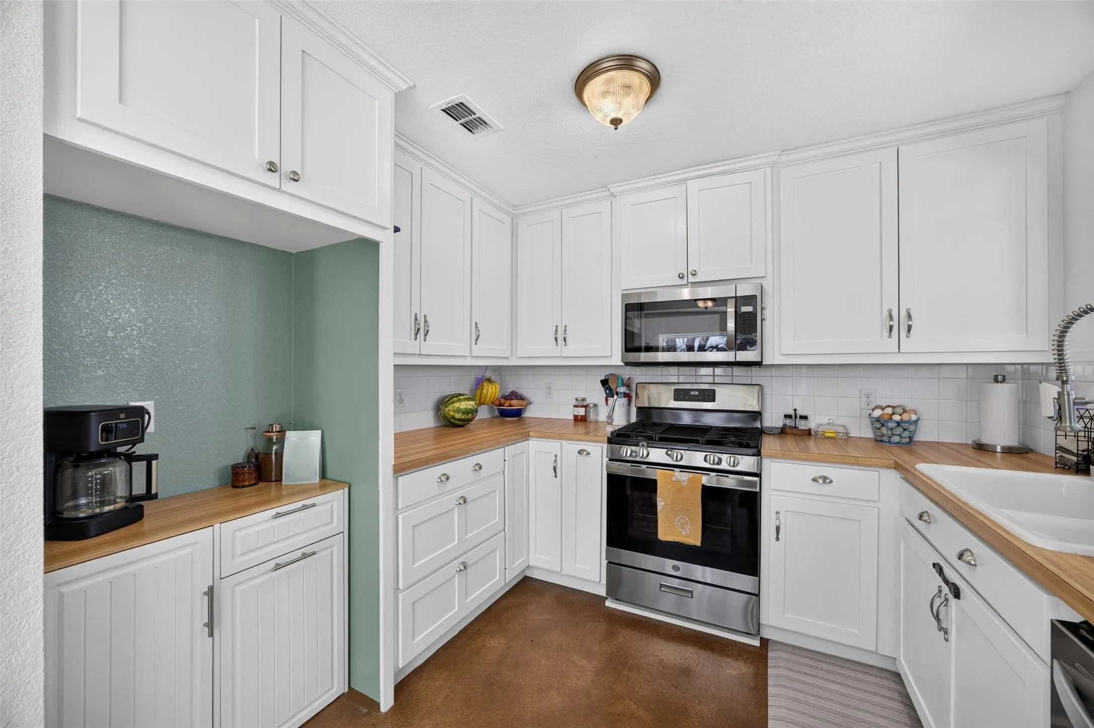 Single Family Residence For Sale in Somervell County , 7328 Fm 205, Glen Rose, Texas 76043, 2 Bedroom, 1 Bathroom, 3 Garage spaces, 927 Sqft, built in 2004, mls#21383255, Real Estate Agent in Glen Rose, Homes For Sale in Somervell county, Homes For Sale in Glen Rose, Realtor in Glen Rose Texas, Real Estate Brokerage Independent Realty Texas, Luminita Cordes Realtor