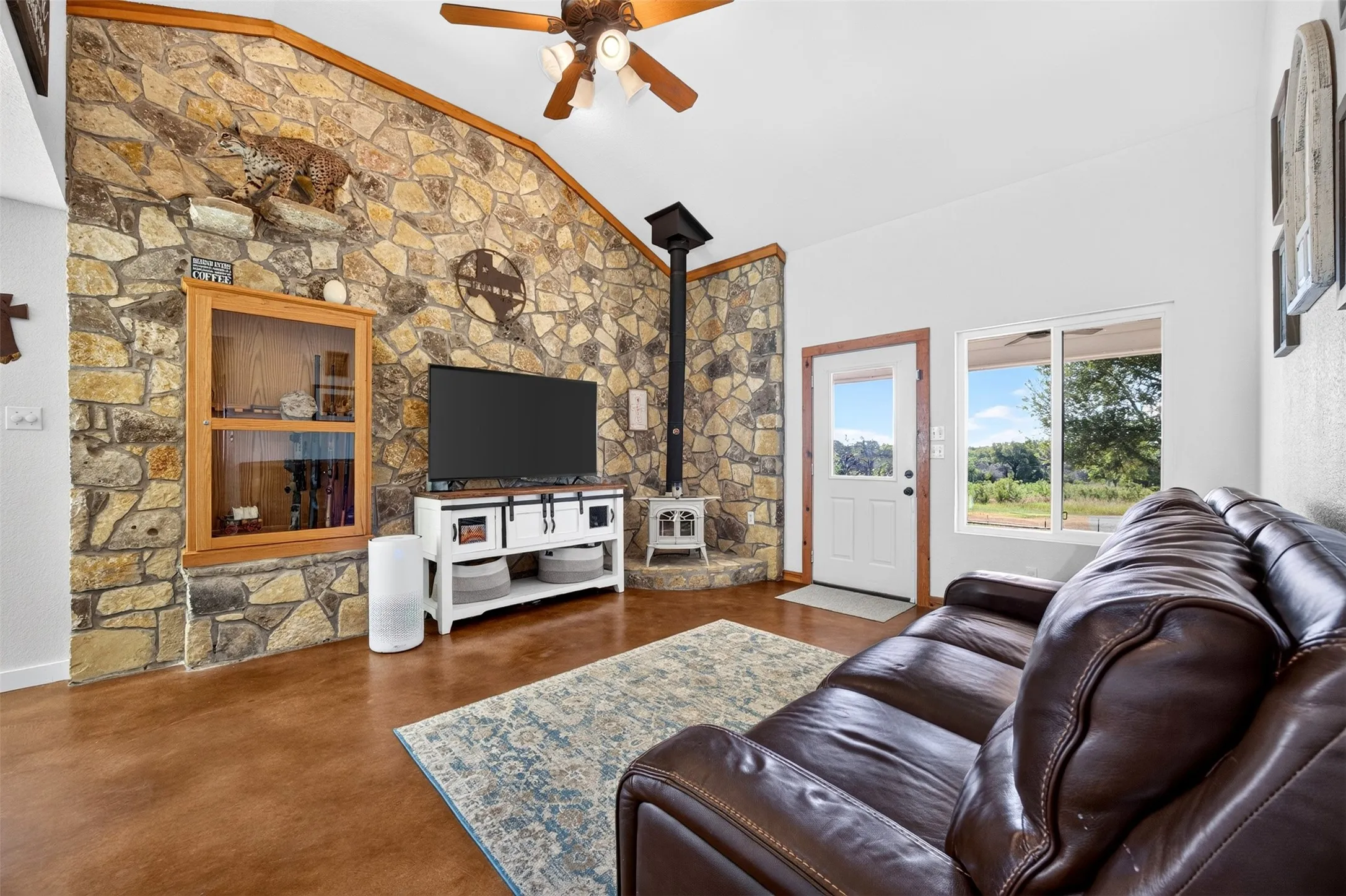 Single Family Residence For Sale in Somervell County , 7328 Fm 205, Glen Rose, Texas 76043, 2 Bedroom, 1 Bathroom, 3 Garage spaces, 927 Sqft, built in 2004, mls#21383255, Real Estate Agent in Glen Rose, Homes For Sale in Somervell county, Homes For Sale in Glen Rose, Realtor in Glen Rose Texas, Real Estate Brokerage Independent Realty Texas, Luminita Cordes Realtor