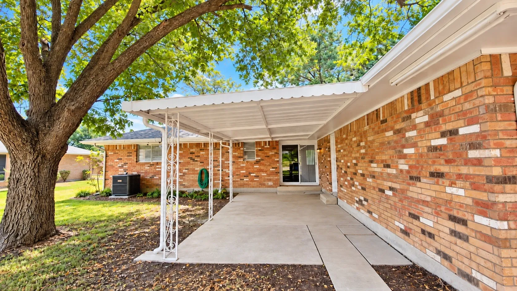 Single Family Residence For Sale in Dallas County , 321 Shockley Avenue, De Soto, Texas 75115, 3 Bedroom, 3 Bathroom, 2 Garage spaces, 1,870 Sqft, built in 1969, mls#21382741, Real Estate Agent in De Soto, Homes For Sale in Dallas county, Homes For Sale in De Soto, Realtor in De Soto Texas, Real Estate Brokerage Independent Realty Texas, Luminita Cordes Realtor