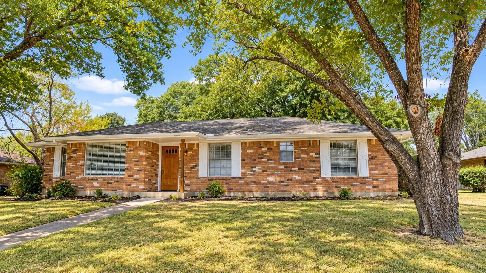 Single Family Residence For Sale in Dallas County , 321 Shockley Avenue, De Soto, Texas 75115, 3 Bedroom, 3 Bathroom, 2 Garage spaces, 1,870 Sqft, built in 1969, mls#21382741, Real Estate Agent in De Soto, Homes For Sale in Dallas county, Homes For Sale in De Soto, Realtor in De Soto Texas, Real Estate Brokerage Independent Realty Texas, Luminita Cordes Realtor