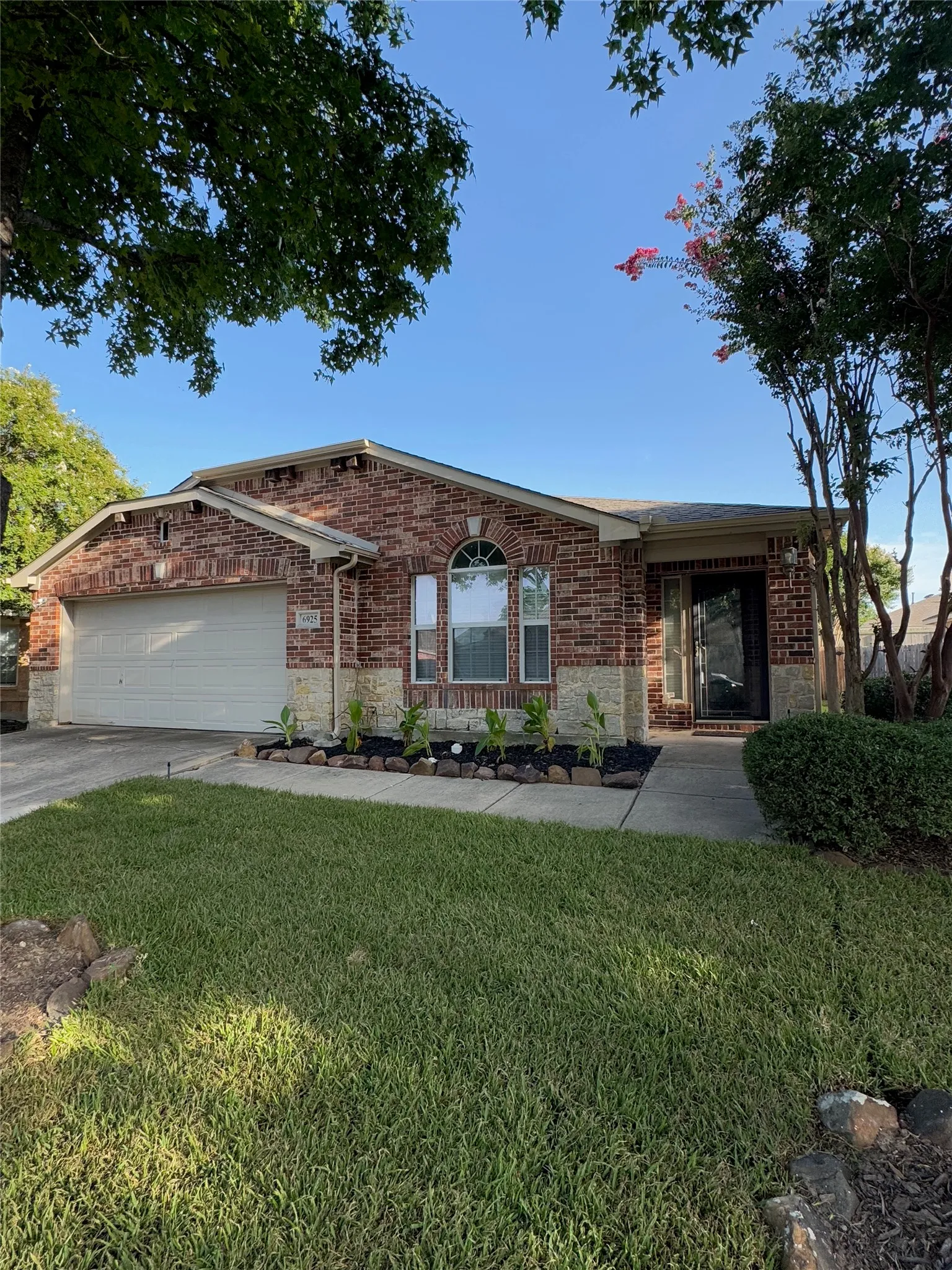 Single Family Residence For Rent in Collin County , 6925 Red Bluff Drive, Mc Kinney, Texas 75070, 3 Bedroom, 2 Bathroom, 2 Garage spaces, 2,178 Sqft, built in 2003, mls#21383273, Real Estate Agent in Mc Kinney, Homes For Rent in Collin county, Homes For Rent in Mc Kinney, Realtor in Mc Kinney Texas, Real Estate Brokerage Independent Realty Texas, Luminita Cordes Realtor