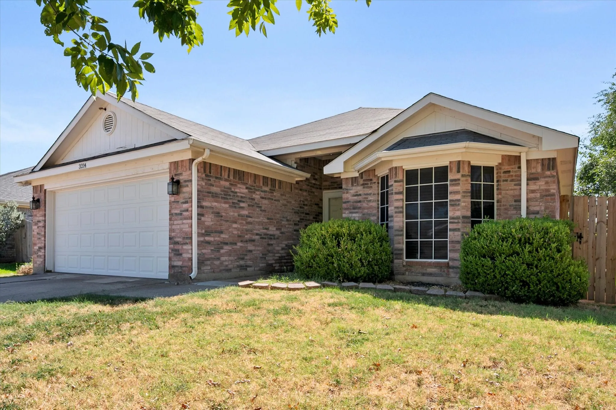 Single Family Residence For Sale in Tarrant County , 3214 Rustic Meadow Trail, Mansfield, Texas 76063, 3 Bedroom, 2 Bathroom, 2 Garage spaces, 1,484 Sqft, built in 2000, mls#21379748, Real Estate Agent in Mansfield, Homes For Sale in Tarrant county, Homes For Sale in Mansfield, Realtor in Mansfield Texas, Real Estate Brokerage Independent Realty Texas, Luminita Cordes Realtor