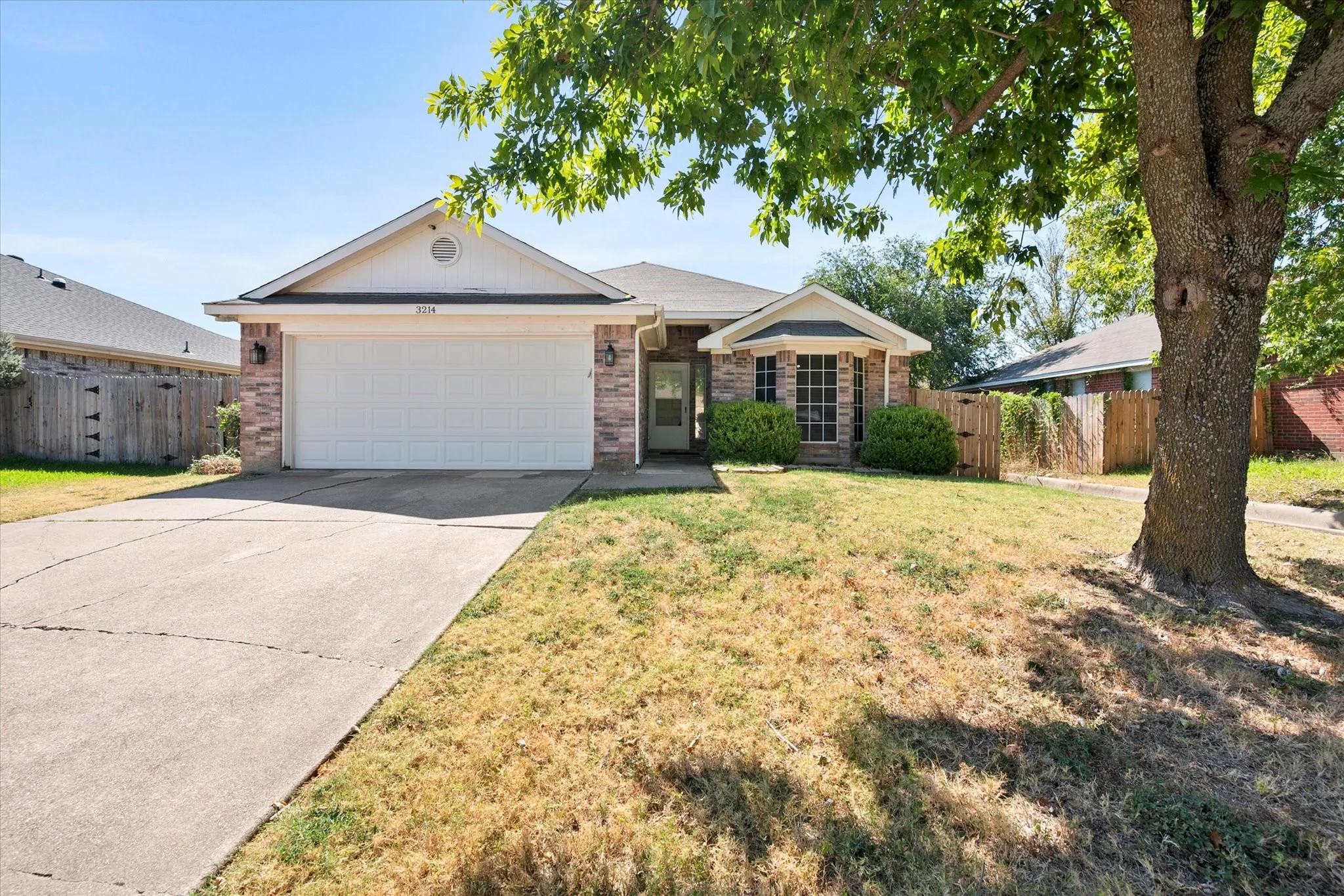 Single Family Residence For Sale in Tarrant County , 3214 Rustic Meadow Trail, Mansfield, Texas 76063, 3 Bedroom, 2 Bathroom, 2 Garage spaces, 1,484 Sqft, built in 2000, mls#21379748, Real Estate Agent in Mansfield, Homes For Sale in Tarrant county, Homes For Sale in Mansfield, Realtor in Mansfield Texas, Real Estate Brokerage Independent Realty Texas, Luminita Cordes Realtor
