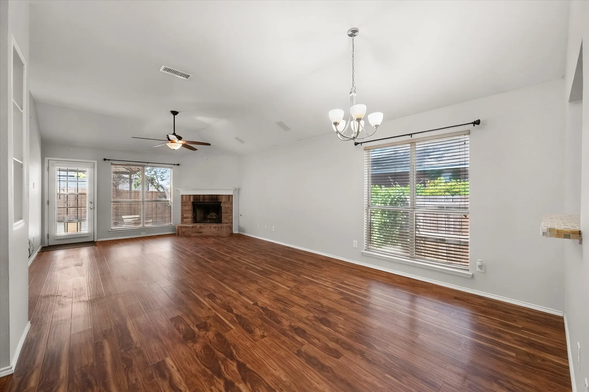 Single Family Residence For Sale in Tarrant County , 3214 Rustic Meadow Trail, Mansfield, Texas 76063, 3 Bedroom, 2 Bathroom, 2 Garage spaces, 1,484 Sqft, built in 2000, mls#21379748, Real Estate Agent in Mansfield, Homes For Sale in Tarrant county, Homes For Sale in Mansfield, Realtor in Mansfield Texas, Real Estate Brokerage Independent Realty Texas, Luminita Cordes Realtor