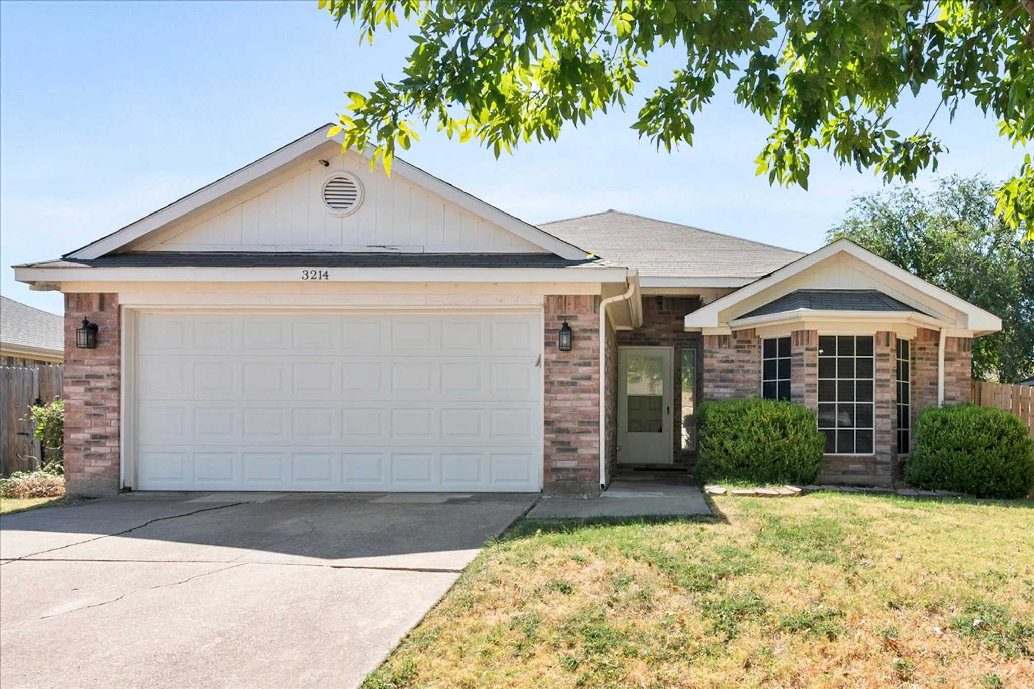 Single Family Residence For Sale in Tarrant County , 3214 Rustic Meadow Trail, Mansfield, Texas 76063, 3 Bedroom, 2 Bathroom, 2 Garage spaces, 1,484 Sqft, built in 2000, mls#21379748, Real Estate Agent in Mansfield, Homes For Sale in Tarrant county, Homes For Sale in Mansfield, Realtor in Mansfield Texas, Real Estate Brokerage Independent Realty Texas, Luminita Cordes Realtor