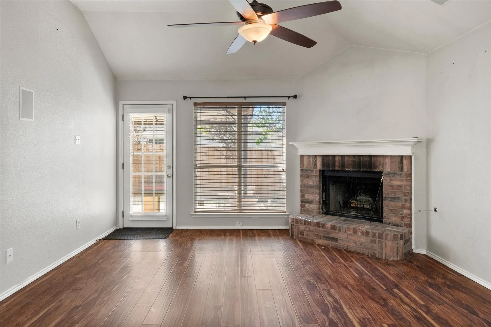 Single Family Residence For Sale in Tarrant County , 3214 Rustic Meadow Trail, Mansfield, Texas 76063, 3 Bedroom, 2 Bathroom, 2 Garage spaces, 1,484 Sqft, built in 2000, mls#21379748, Real Estate Agent in Mansfield, Homes For Sale in Tarrant county, Homes For Sale in Mansfield, Realtor in Mansfield Texas, Real Estate Brokerage Independent Realty Texas, Luminita Cordes Realtor