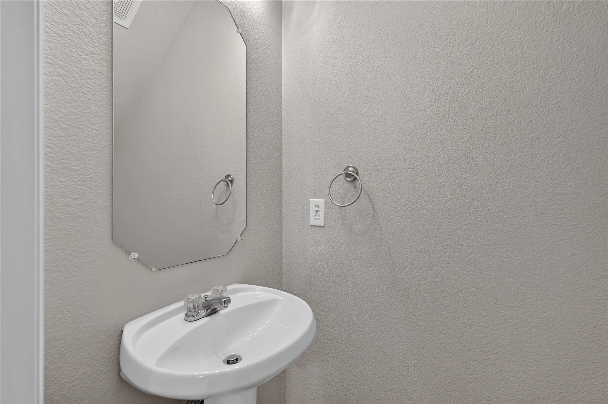 Single Family Residence For Sale in Collin County , 606 E College Street, Princeton, Texas 75407, 3 Bedroom, 3 Bathroom, 1 Garage spaces, 1,391 Sqft, built in 2009, mls#21343174, Real Estate Agent in Princeton, Homes For Sale in Collin county, Homes For Sale in Princeton, Realtor in Princeton Texas, Real Estate Brokerage Independent Realty Texas, Luminita Cordes Realtor