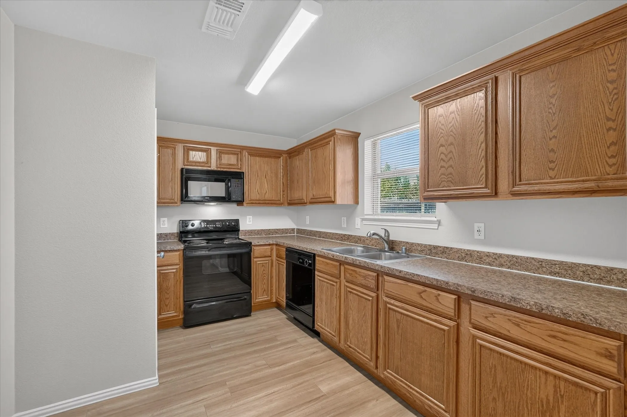 Single Family Residence For Sale in Collin County , 606 E College Street, Princeton, Texas 75407, 3 Bedroom, 3 Bathroom, 1 Garage spaces, 1,391 Sqft, built in 2009, mls#21343174, Real Estate Agent in Princeton, Homes For Sale in Collin county, Homes For Sale in Princeton, Realtor in Princeton Texas, Real Estate Brokerage Independent Realty Texas, Luminita Cordes Realtor