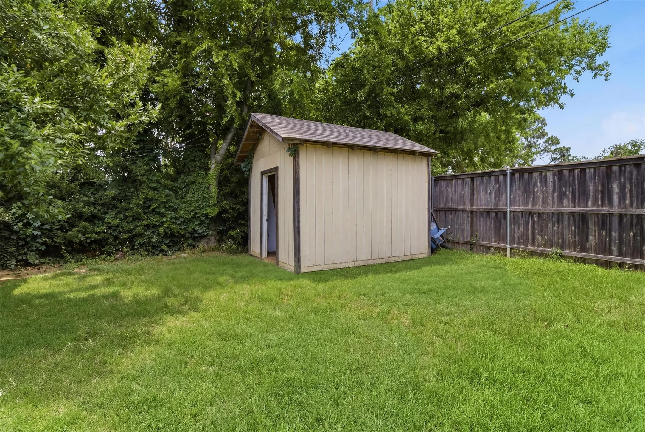 Single Family Residence For Sale in Dallas County , 2729 Posey Drive, Irving, Texas 75062, 4 Bedroom, 3 Bathroom, Garage spaces, 1,711 Sqft, built in 1961, mls#21383275, Real Estate Agent in Irving, Homes For Sale in Dallas county, Homes For Sale in Irving, Realtor in Irving Texas, Real Estate Brokerage Independent Realty Texas, Luminita Cordes Realtor