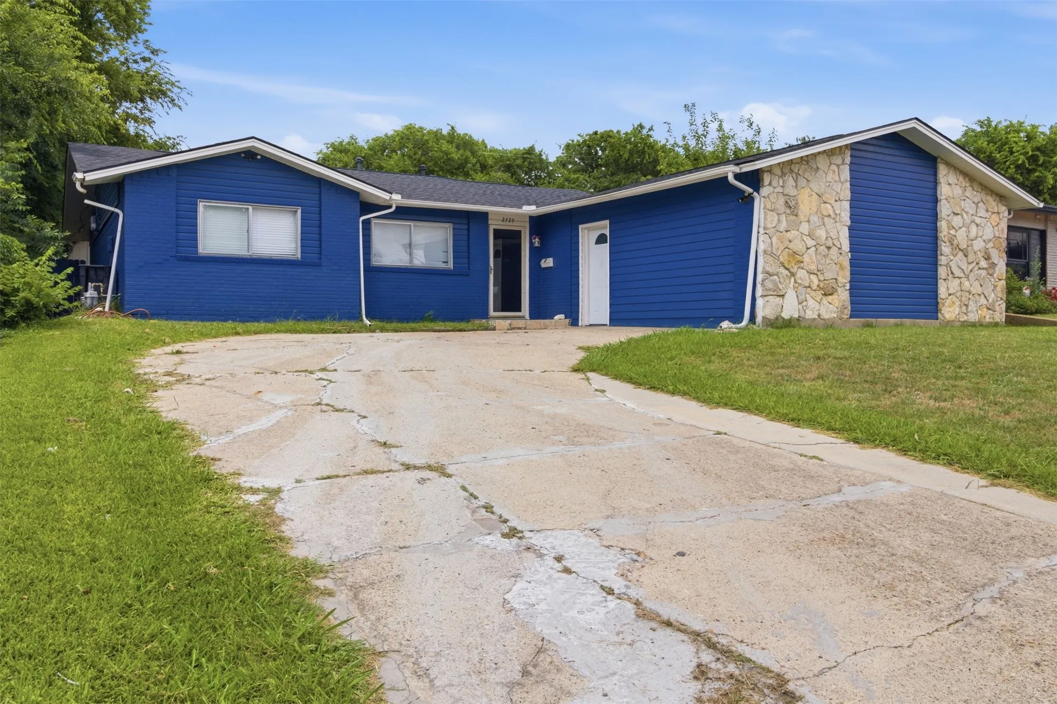 Single Family Residence For Sale in Dallas County , 2729 Posey Drive, Irving, Texas 75062, 4 Bedroom, 3 Bathroom, Garage spaces, 1,711 Sqft, built in 1961, mls#21383275, Real Estate Agent in Irving, Homes For Sale in Dallas county, Homes For Sale in Irving, Realtor in Irving Texas, Real Estate Brokerage Independent Realty Texas, Luminita Cordes Realtor
