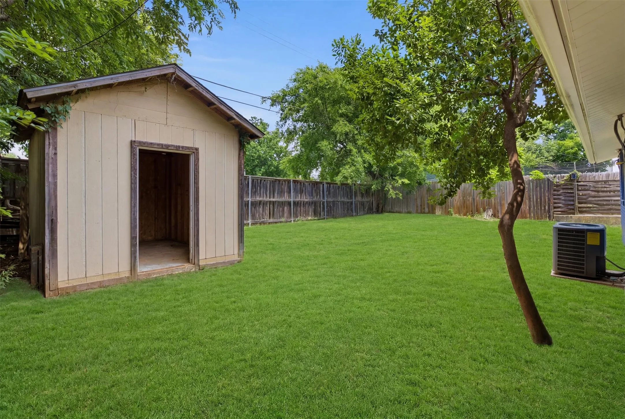 Single Family Residence For Sale in Dallas County , 2729 Posey Drive, Irving, Texas 75062, 4 Bedroom, 3 Bathroom, Garage spaces, 1,711 Sqft, built in 1961, mls#21383275, Real Estate Agent in Irving, Homes For Sale in Dallas county, Homes For Sale in Irving, Realtor in Irving Texas, Real Estate Brokerage Independent Realty Texas, Luminita Cordes Realtor
