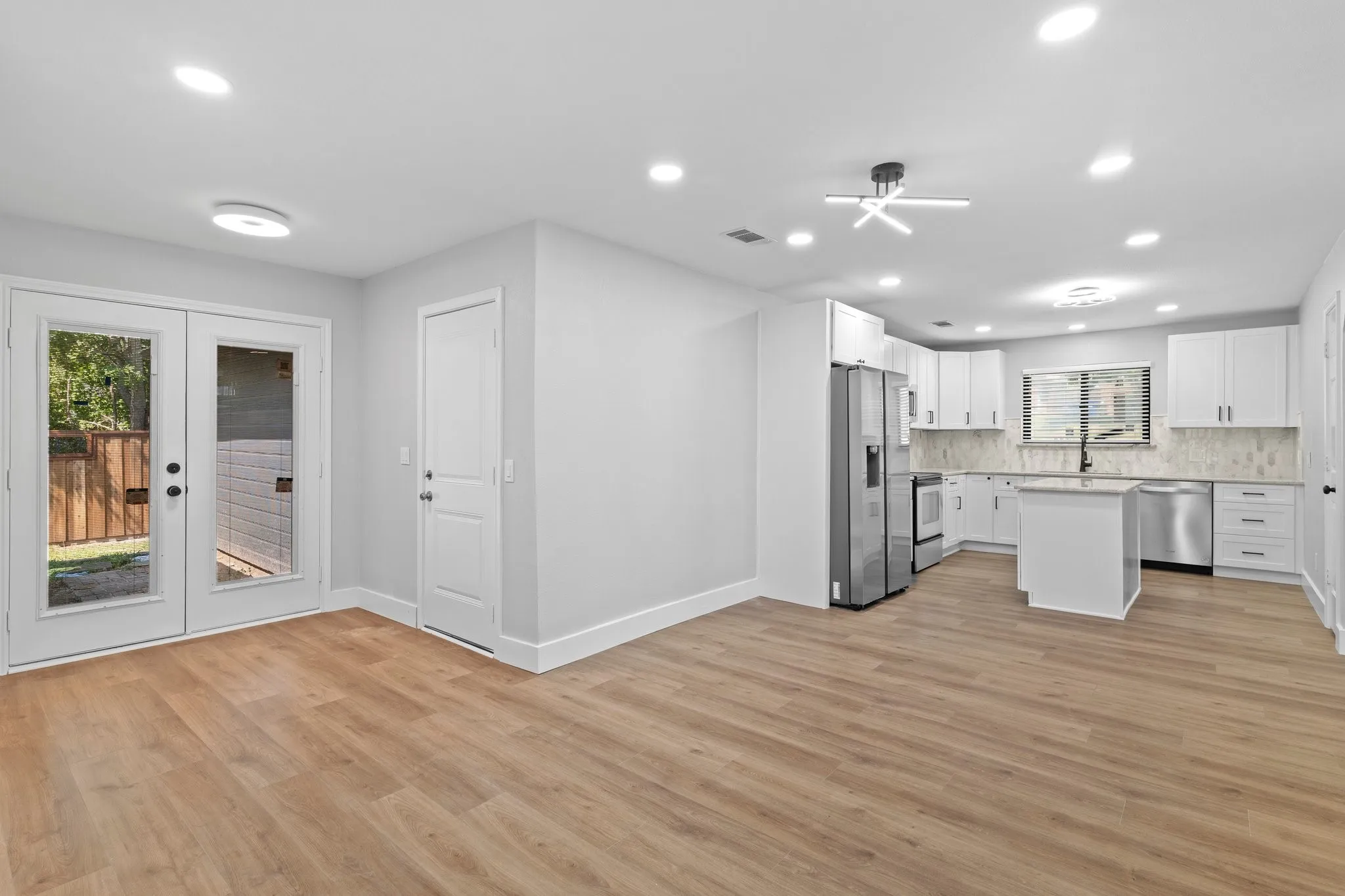Single Family Residence For Rent in Collin County , 100 Park Circle, Mc Kinney, Texas 75069, 3 Bedroom, 3 Bathroom, 2 Garage spaces, 1,616 Sqft, built in 1985, mls#21383298, Real Estate Agent in Mc Kinney, Homes For Rent in Collin county, Homes For Rent in Mc Kinney, Realtor in Mc Kinney Texas, Real Estate Brokerage Independent Realty Texas, Luminita Cordes Realtor