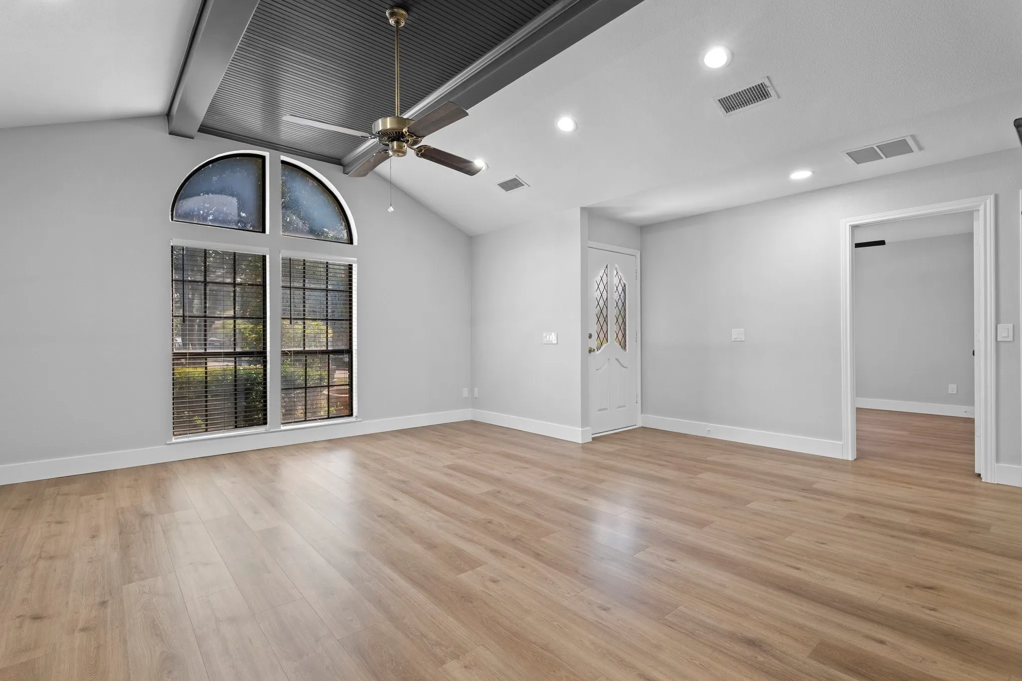 Single Family Residence For Rent in Collin County , 100 Park Circle, Mc Kinney, Texas 75069, 3 Bedroom, 3 Bathroom, 2 Garage spaces, 1,616 Sqft, built in 1985, mls#21383298, Real Estate Agent in Mc Kinney, Homes For Rent in Collin county, Homes For Rent in Mc Kinney, Realtor in Mc Kinney Texas, Real Estate Brokerage Independent Realty Texas, Luminita Cordes Realtor