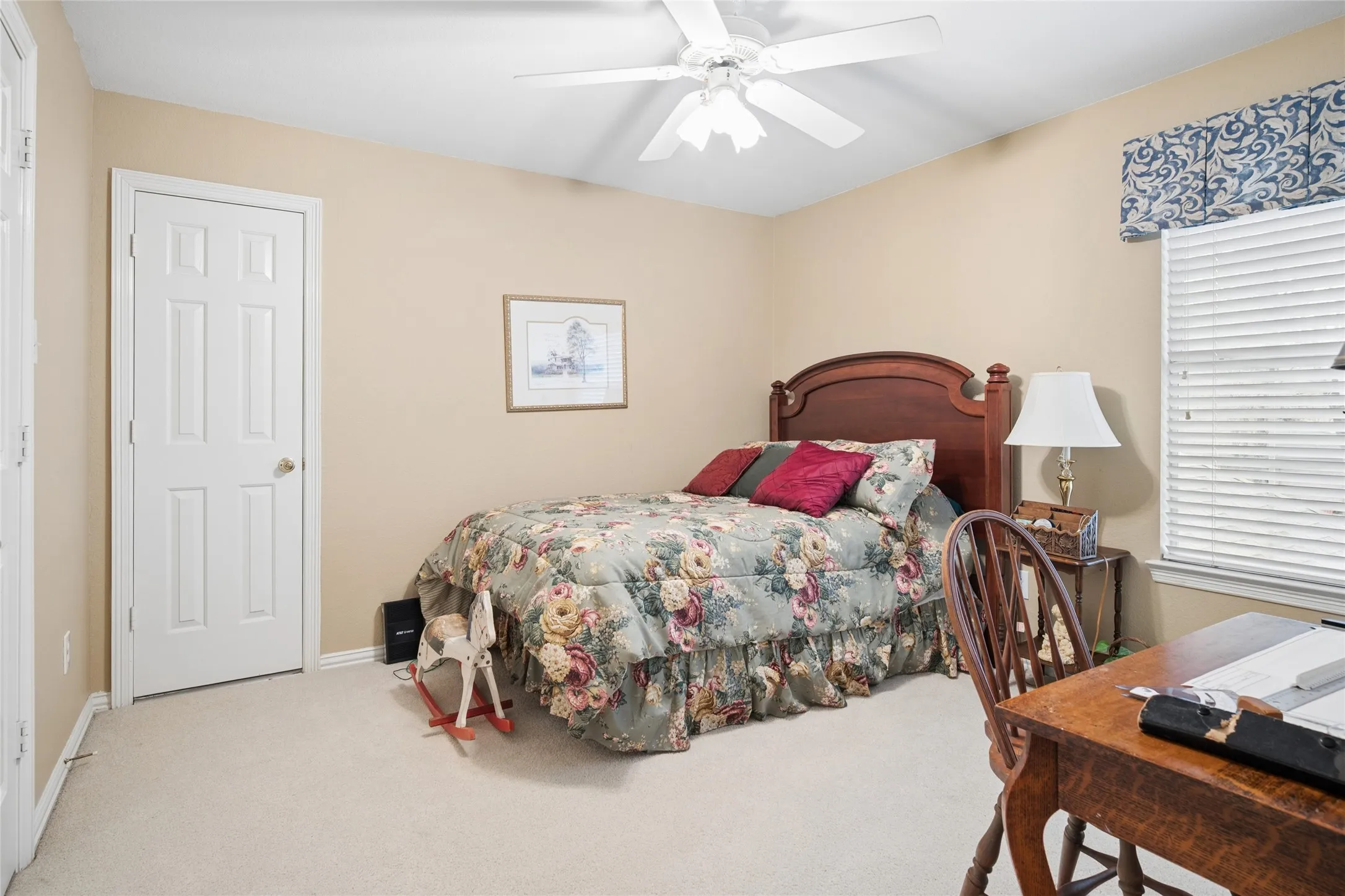 Single Family Residence For Sale in Tarrant County , 405 Royal Colonnade, Arlington, Texas 76011, 4 Bedroom, 3 Bathroom, 2 Garage spaces, 2,940 Sqft, built in 1994, mls#21377057, Real Estate Agent in Arlington, Homes For Sale in Tarrant county, Homes For Sale in Arlington, Realtor in Arlington Texas, Real Estate Brokerage Independent Realty Texas, Luminita Cordes Realtor