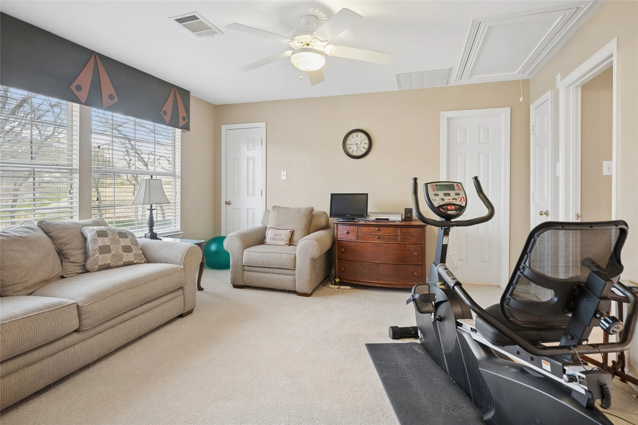 Single Family Residence For Sale in Tarrant County , 405 Royal Colonnade, Arlington, Texas 76011, 4 Bedroom, 3 Bathroom, 2 Garage spaces, 2,940 Sqft, built in 1994, mls#21377057, Real Estate Agent in Arlington, Homes For Sale in Tarrant county, Homes For Sale in Arlington, Realtor in Arlington Texas, Real Estate Brokerage Independent Realty Texas, Luminita Cordes Realtor