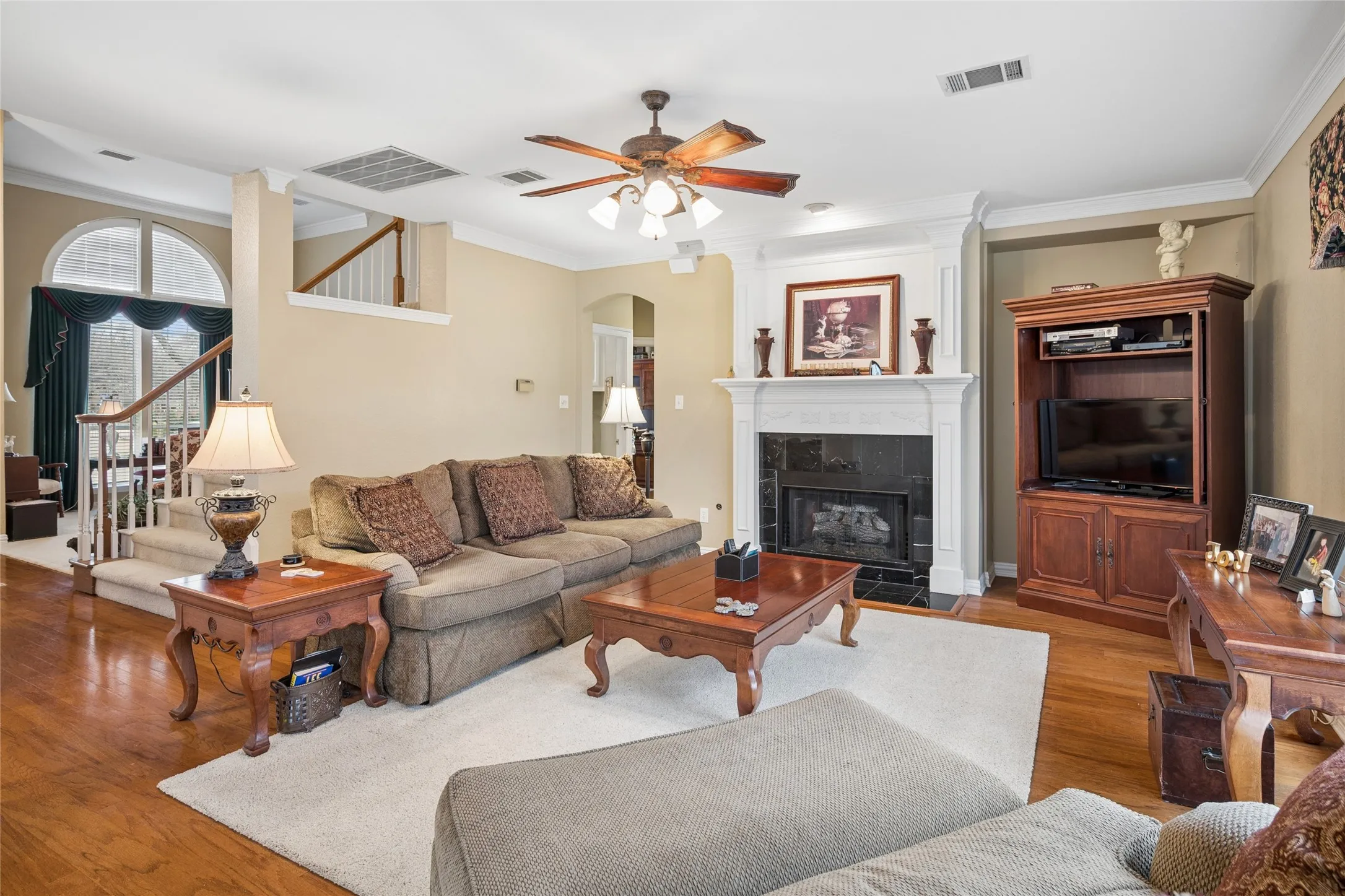 Single Family Residence For Sale in Tarrant County , 405 Royal Colonnade, Arlington, Texas 76011, 4 Bedroom, 3 Bathroom, 2 Garage spaces, 2,940 Sqft, built in 1994, mls#21377057, Real Estate Agent in Arlington, Homes For Sale in Tarrant county, Homes For Sale in Arlington, Realtor in Arlington Texas, Real Estate Brokerage Independent Realty Texas, Luminita Cordes Realtor
