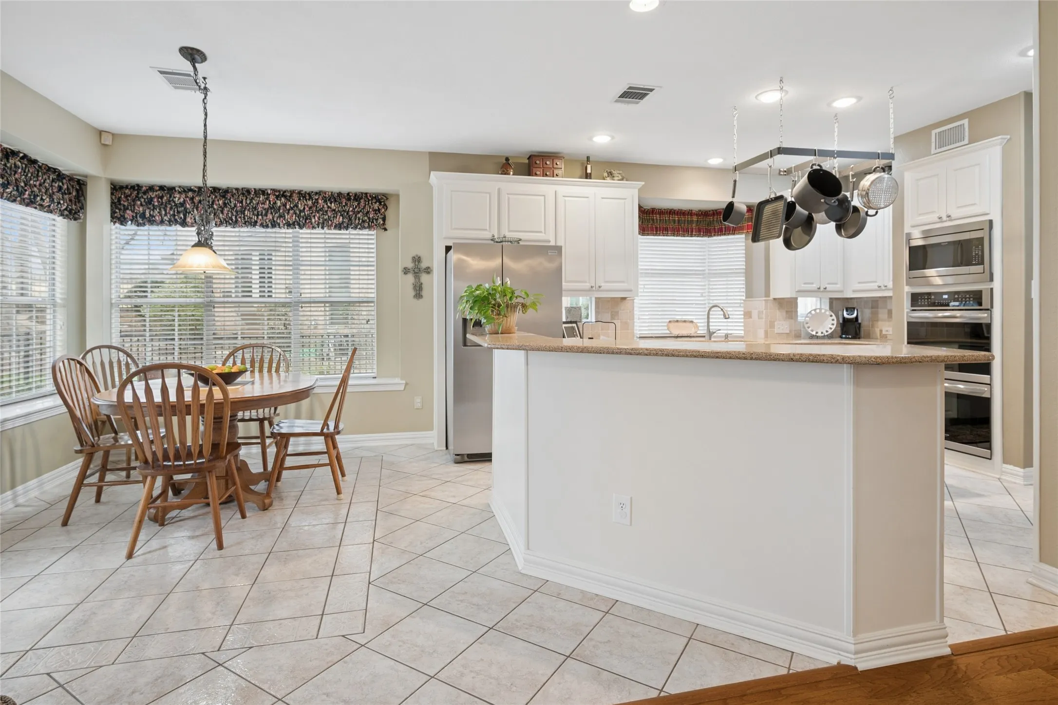 Single Family Residence For Sale in Tarrant County , 405 Royal Colonnade, Arlington, Texas 76011, 4 Bedroom, 3 Bathroom, 2 Garage spaces, 2,940 Sqft, built in 1994, mls#21377057, Real Estate Agent in Arlington, Homes For Sale in Tarrant county, Homes For Sale in Arlington, Realtor in Arlington Texas, Real Estate Brokerage Independent Realty Texas, Luminita Cordes Realtor