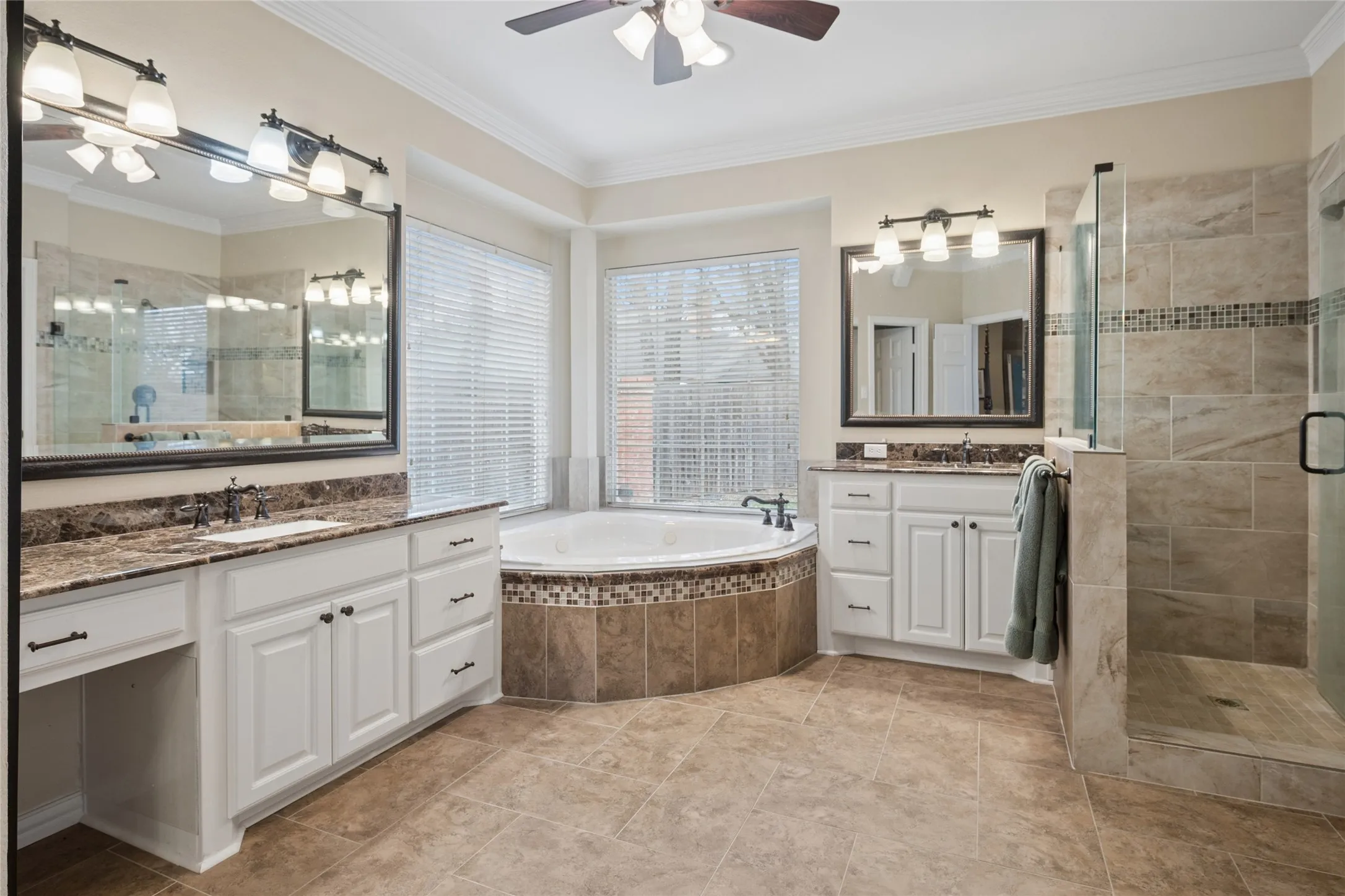 Single Family Residence For Sale in Tarrant County , 405 Royal Colonnade, Arlington, Texas 76011, 4 Bedroom, 3 Bathroom, 2 Garage spaces, 2,940 Sqft, built in 1994, mls#21377057, Real Estate Agent in Arlington, Homes For Sale in Tarrant county, Homes For Sale in Arlington, Realtor in Arlington Texas, Real Estate Brokerage Independent Realty Texas, Luminita Cordes Realtor