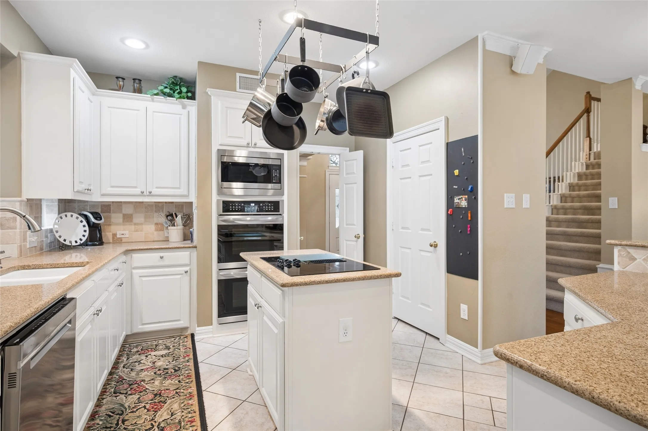 Single Family Residence For Sale in Tarrant County , 405 Royal Colonnade, Arlington, Texas 76011, 4 Bedroom, 3 Bathroom, 2 Garage spaces, 2,940 Sqft, built in 1994, mls#21377057, Real Estate Agent in Arlington, Homes For Sale in Tarrant county, Homes For Sale in Arlington, Realtor in Arlington Texas, Real Estate Brokerage Independent Realty Texas, Luminita Cordes Realtor