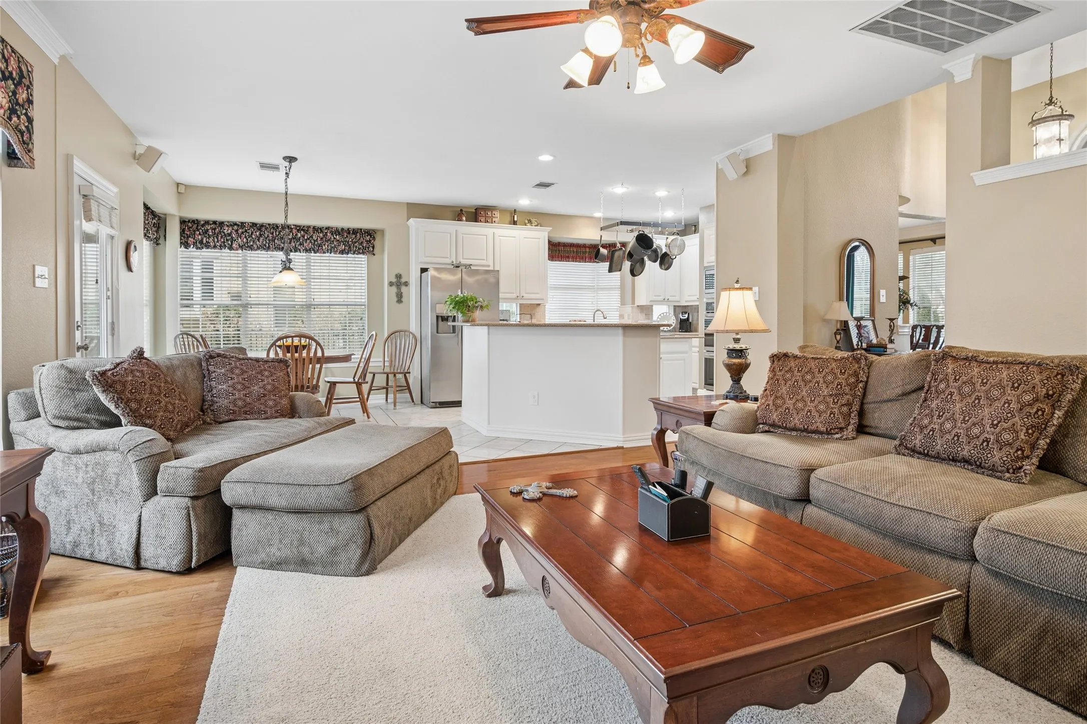 Single Family Residence For Sale in Tarrant County , 405 Royal Colonnade, Arlington, Texas 76011, 4 Bedroom, 3 Bathroom, 2 Garage spaces, 2,940 Sqft, built in 1994, mls#21377057, Real Estate Agent in Arlington, Homes For Sale in Tarrant county, Homes For Sale in Arlington, Realtor in Arlington Texas, Real Estate Brokerage Independent Realty Texas, Luminita Cordes Realtor