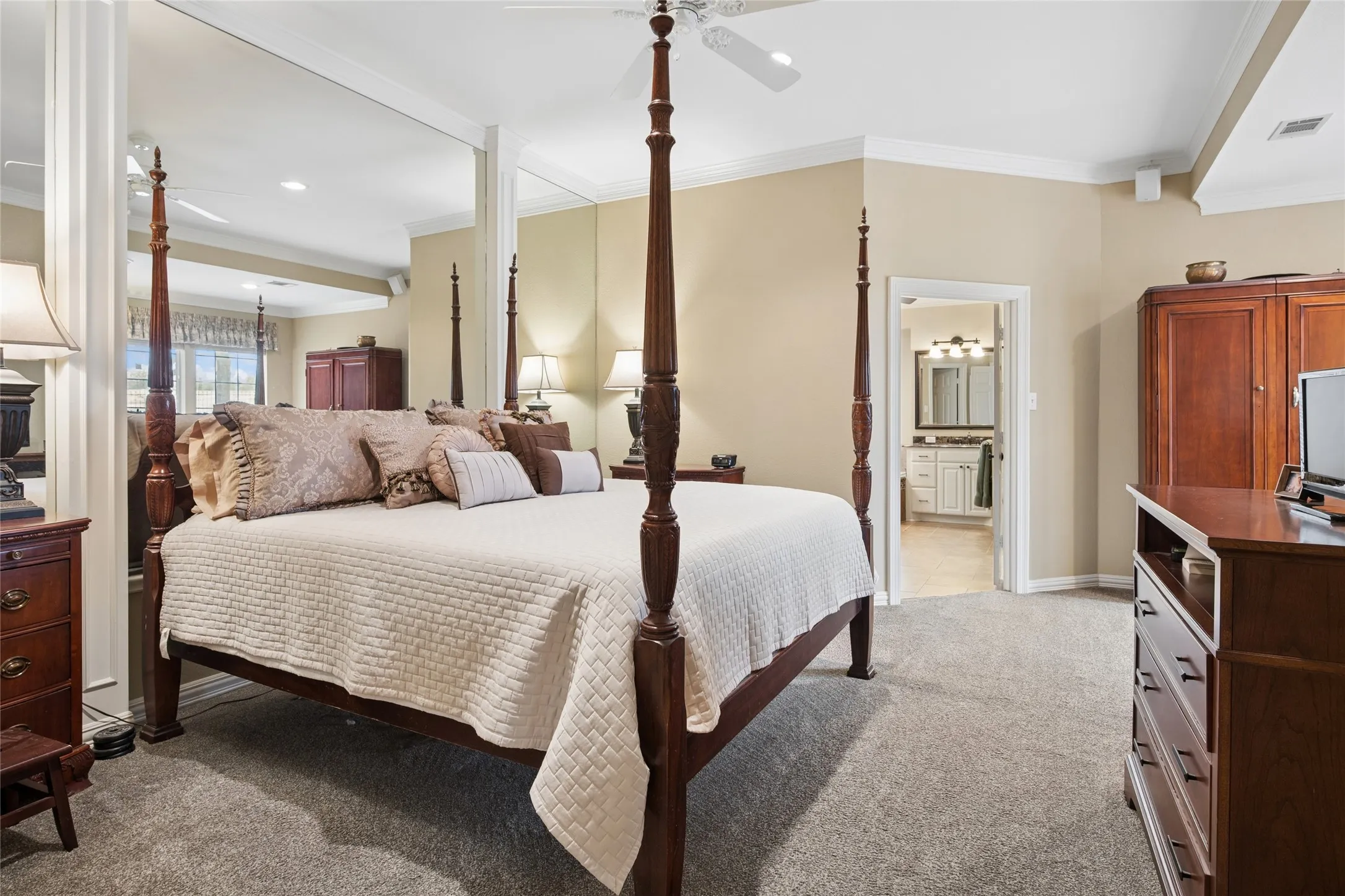 Single Family Residence For Sale in Tarrant County , 405 Royal Colonnade, Arlington, Texas 76011, 4 Bedroom, 3 Bathroom, 2 Garage spaces, 2,940 Sqft, built in 1994, mls#21377057, Real Estate Agent in Arlington, Homes For Sale in Tarrant county, Homes For Sale in Arlington, Realtor in Arlington Texas, Real Estate Brokerage Independent Realty Texas, Luminita Cordes Realtor