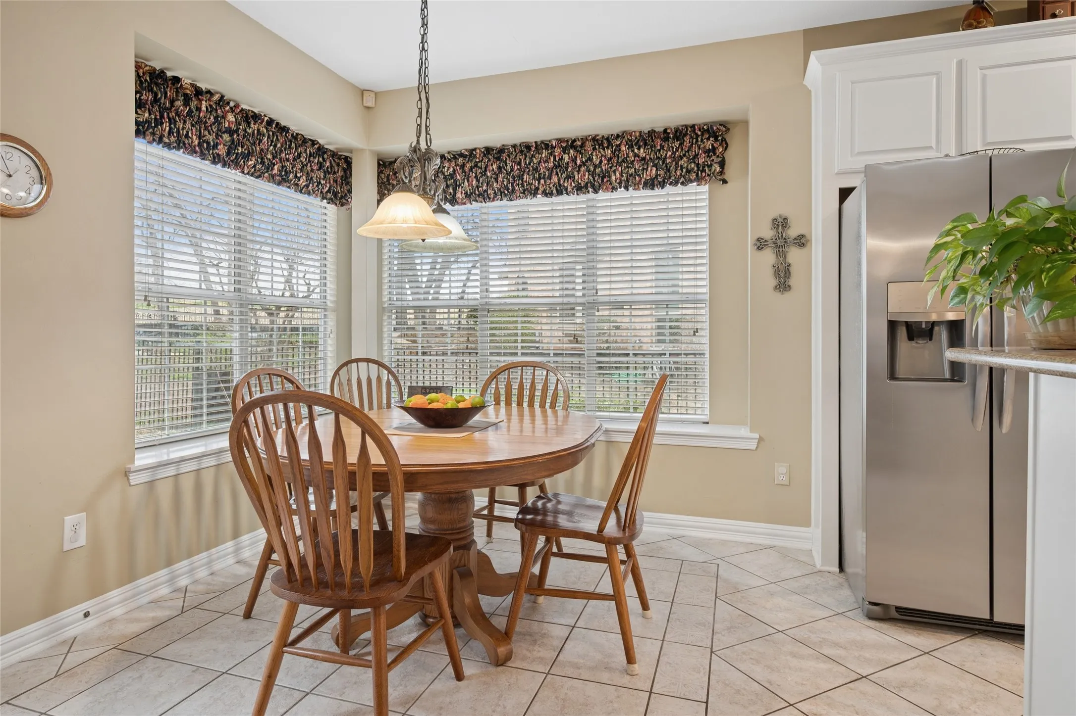Single Family Residence For Sale in Tarrant County , 405 Royal Colonnade, Arlington, Texas 76011, 4 Bedroom, 3 Bathroom, 2 Garage spaces, 2,940 Sqft, built in 1994, mls#21377057, Real Estate Agent in Arlington, Homes For Sale in Tarrant county, Homes For Sale in Arlington, Realtor in Arlington Texas, Real Estate Brokerage Independent Realty Texas, Luminita Cordes Realtor