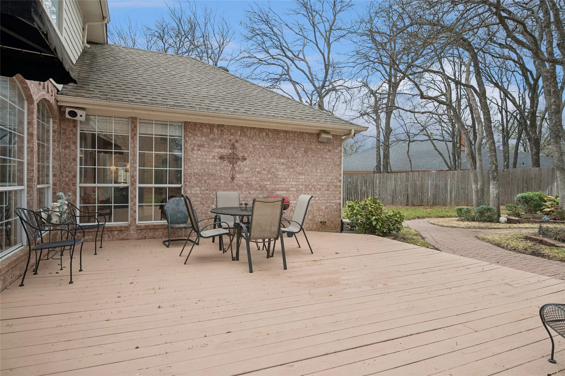 Single Family Residence For Sale in Tarrant County , 405 Royal Colonnade, Arlington, Texas 76011, 4 Bedroom, 3 Bathroom, 2 Garage spaces, 2,940 Sqft, built in 1994, mls#21377057, Real Estate Agent in Arlington, Homes For Sale in Tarrant county, Homes For Sale in Arlington, Realtor in Arlington Texas, Real Estate Brokerage Independent Realty Texas, Luminita Cordes Realtor