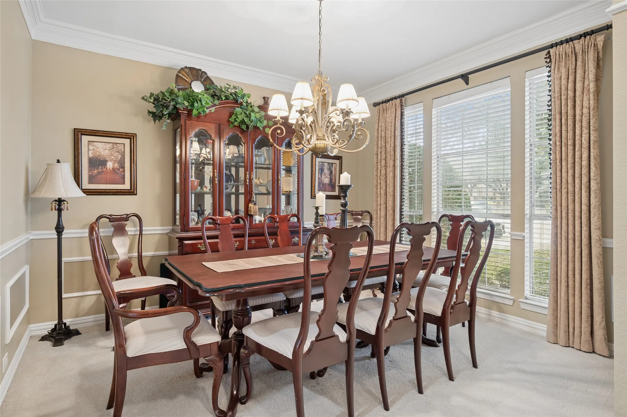 Single Family Residence For Sale in Tarrant County , 405 Royal Colonnade, Arlington, Texas 76011, 4 Bedroom, 3 Bathroom, 2 Garage spaces, 2,940 Sqft, built in 1994, mls#21377057, Real Estate Agent in Arlington, Homes For Sale in Tarrant county, Homes For Sale in Arlington, Realtor in Arlington Texas, Real Estate Brokerage Independent Realty Texas, Luminita Cordes Realtor