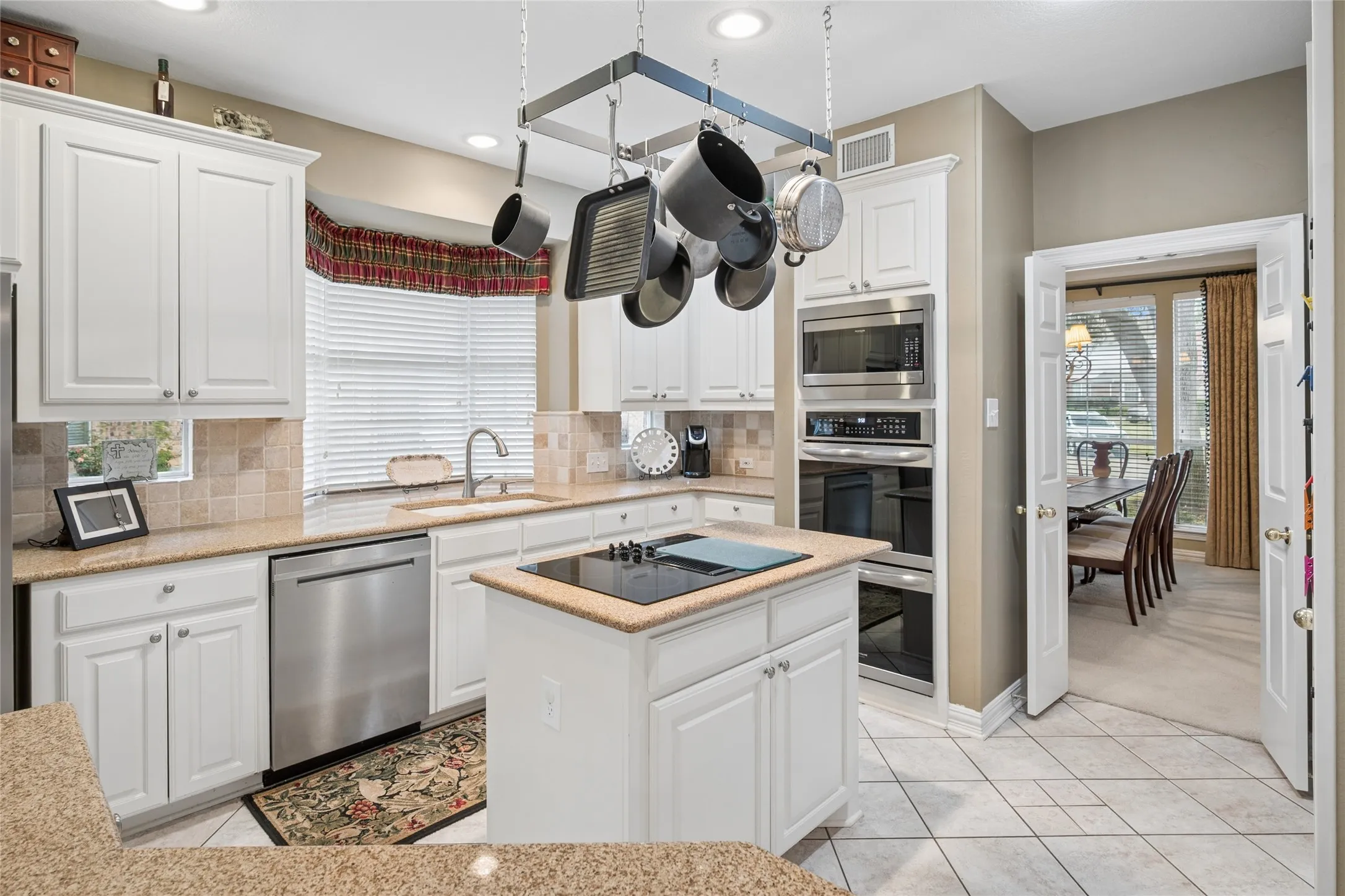 Single Family Residence For Sale in Tarrant County , 405 Royal Colonnade, Arlington, Texas 76011, 4 Bedroom, 3 Bathroom, 2 Garage spaces, 2,940 Sqft, built in 1994, mls#21377057, Real Estate Agent in Arlington, Homes For Sale in Tarrant county, Homes For Sale in Arlington, Realtor in Arlington Texas, Real Estate Brokerage Independent Realty Texas, Luminita Cordes Realtor