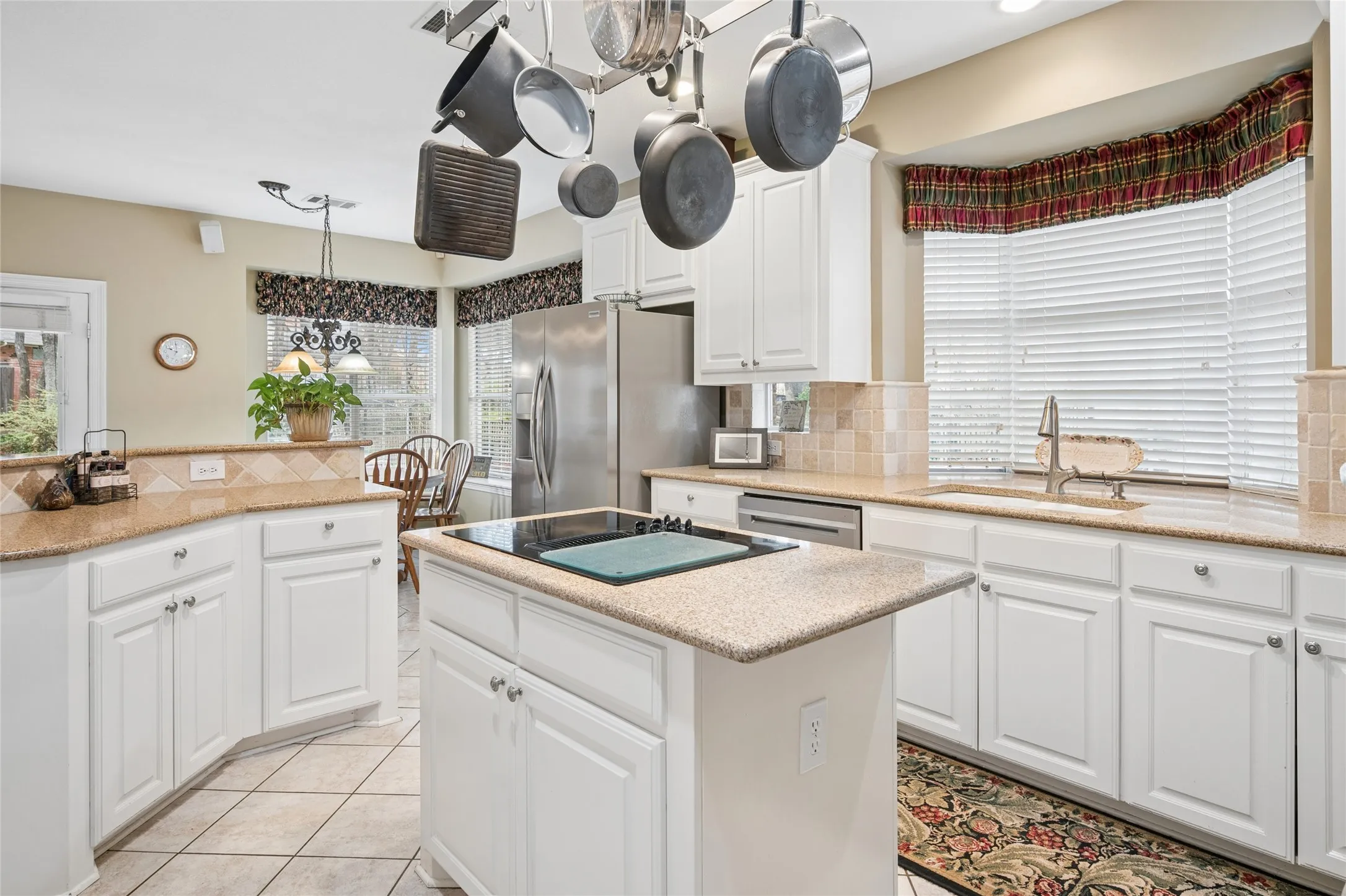 Single Family Residence For Sale in Tarrant County , 405 Royal Colonnade, Arlington, Texas 76011, 4 Bedroom, 3 Bathroom, 2 Garage spaces, 2,940 Sqft, built in 1994, mls#21377057, Real Estate Agent in Arlington, Homes For Sale in Tarrant county, Homes For Sale in Arlington, Realtor in Arlington Texas, Real Estate Brokerage Independent Realty Texas, Luminita Cordes Realtor