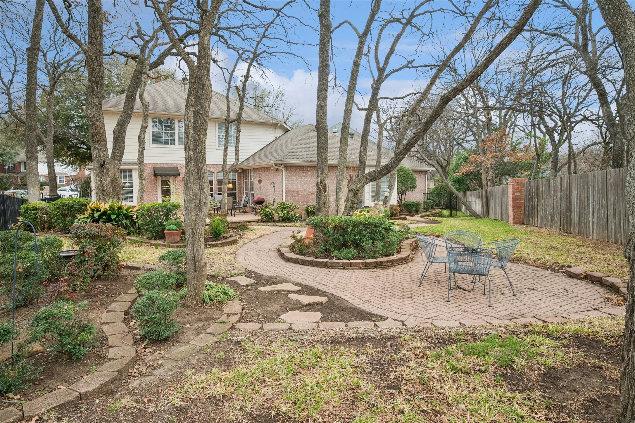 Single Family Residence For Sale in Tarrant County , 405 Royal Colonnade, Arlington, Texas 76011, 4 Bedroom, 3 Bathroom, 2 Garage spaces, 2,940 Sqft, built in 1994, mls#21377057, Real Estate Agent in Arlington, Homes For Sale in Tarrant county, Homes For Sale in Arlington, Realtor in Arlington Texas, Real Estate Brokerage Independent Realty Texas, Luminita Cordes Realtor