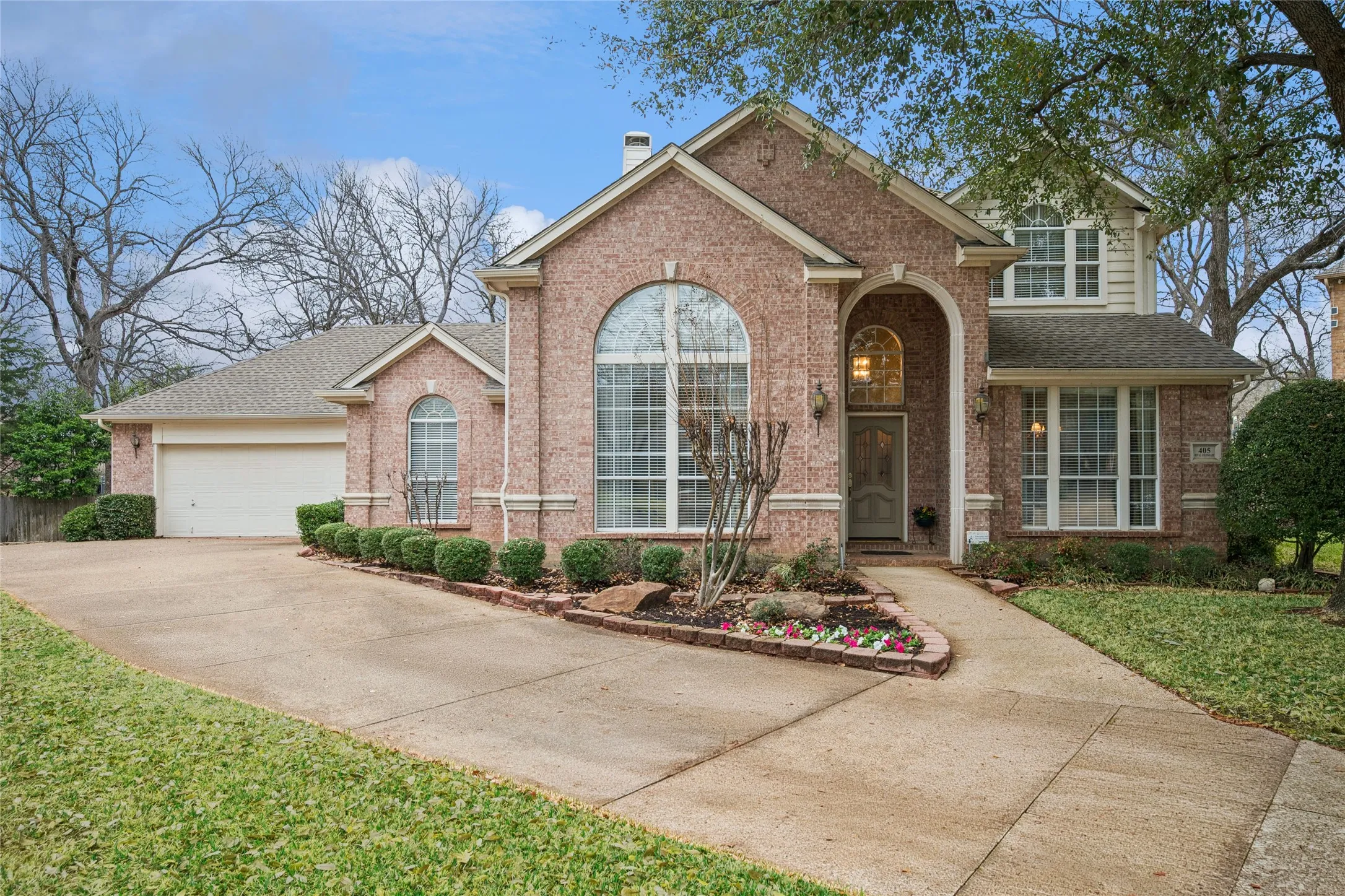 Single Family Residence For Sale in Tarrant County , 405 Royal Colonnade, Arlington, Texas 76011, 4 Bedroom, 3 Bathroom, 2 Garage spaces, 2,940 Sqft, built in 1994, mls#21377057, Real Estate Agent in Arlington, Homes For Sale in Tarrant county, Homes For Sale in Arlington, Realtor in Arlington Texas, Real Estate Brokerage Independent Realty Texas, Luminita Cordes Realtor
