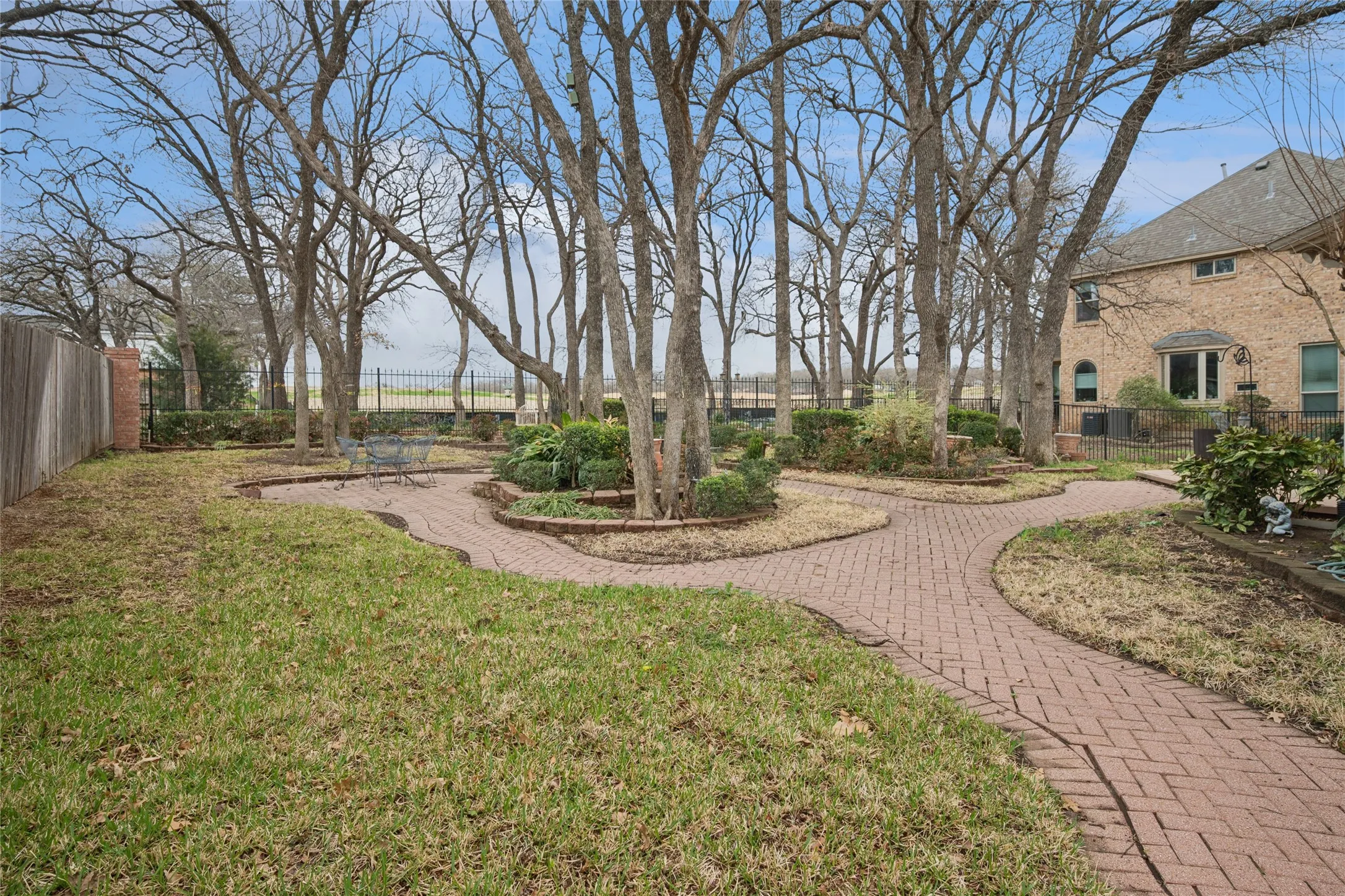 Single Family Residence For Sale in Tarrant County , 405 Royal Colonnade, Arlington, Texas 76011, 4 Bedroom, 3 Bathroom, 2 Garage spaces, 2,940 Sqft, built in 1994, mls#21377057, Real Estate Agent in Arlington, Homes For Sale in Tarrant county, Homes For Sale in Arlington, Realtor in Arlington Texas, Real Estate Brokerage Independent Realty Texas, Luminita Cordes Realtor